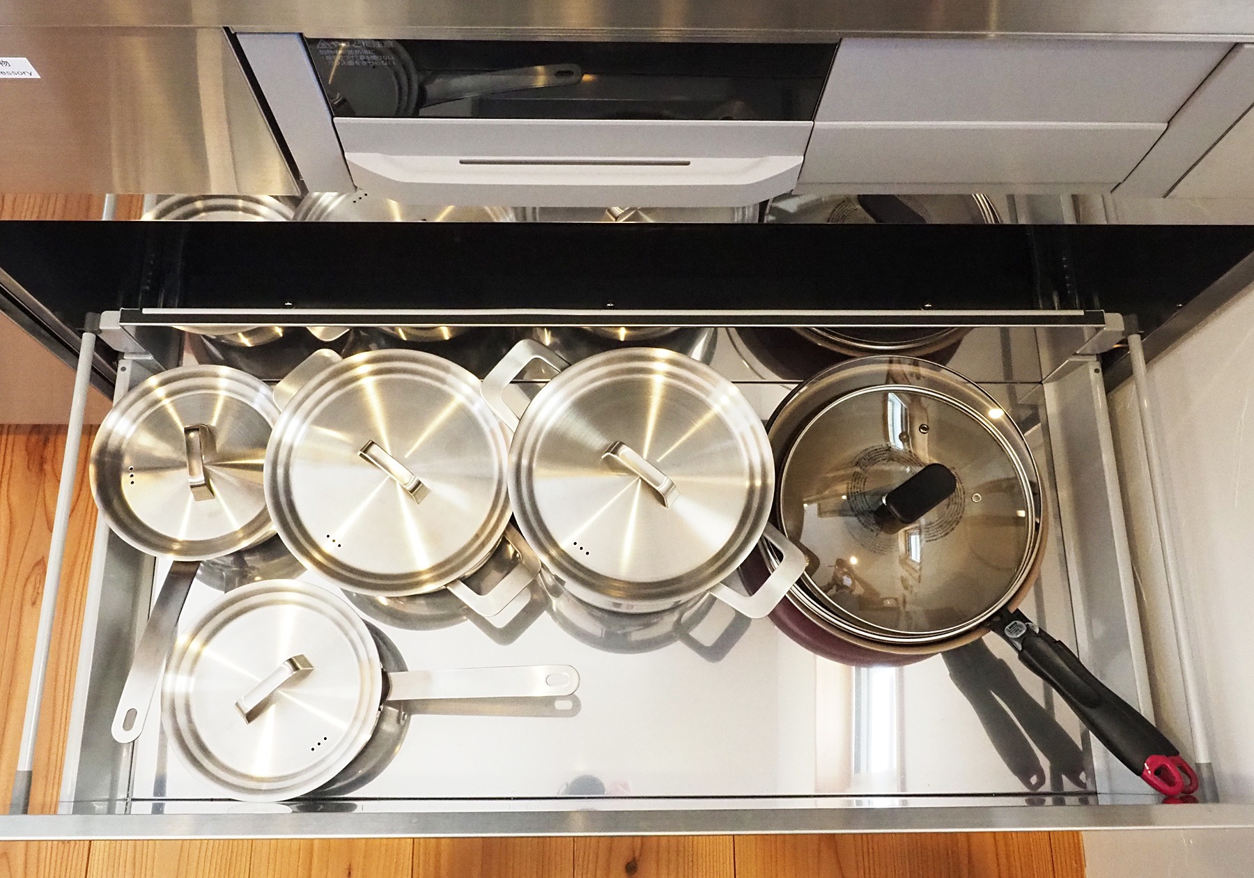 キッチン引き出しに、フライパン、鍋類が入っています。