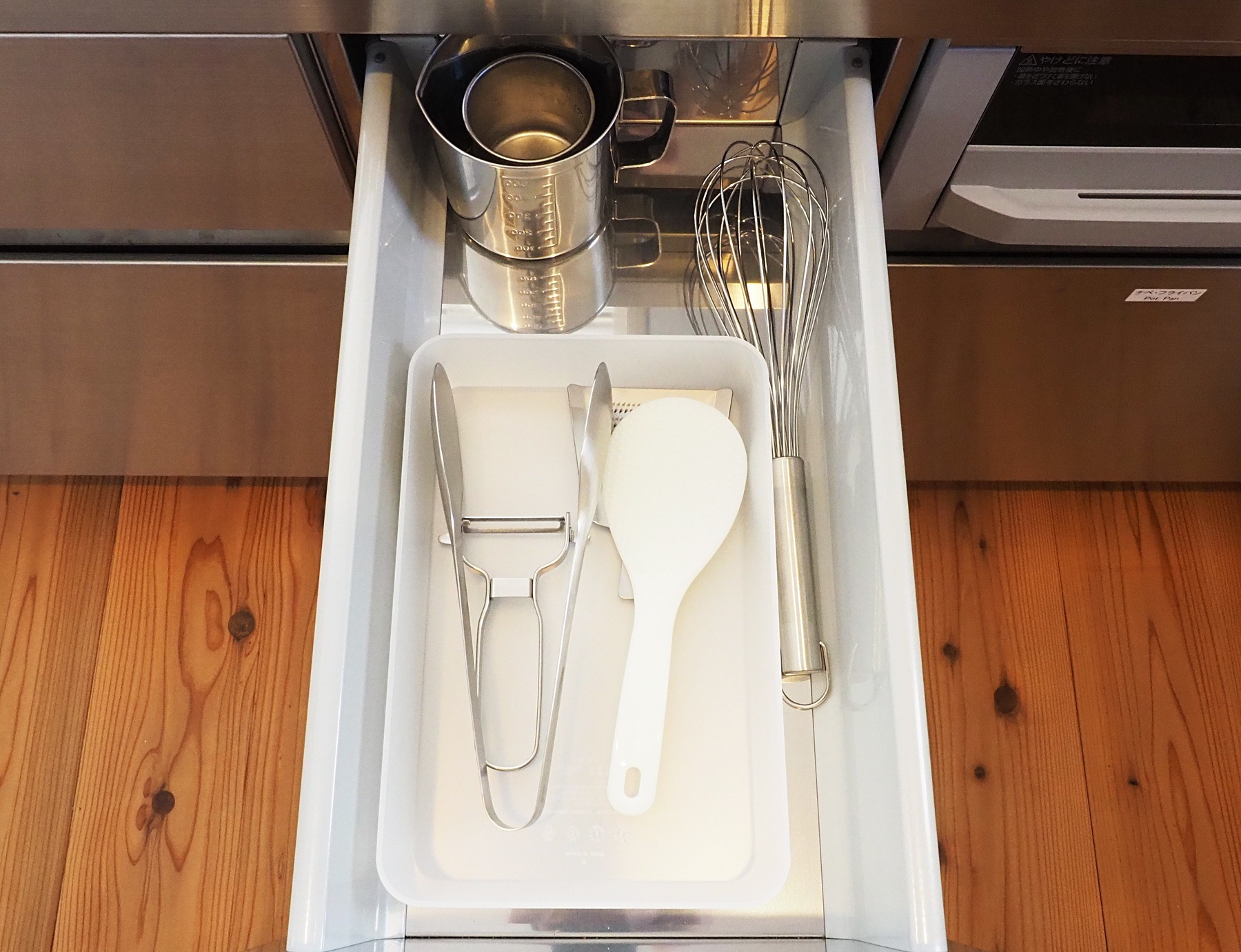 小さい引き出しには、キッチン小物が入っています。