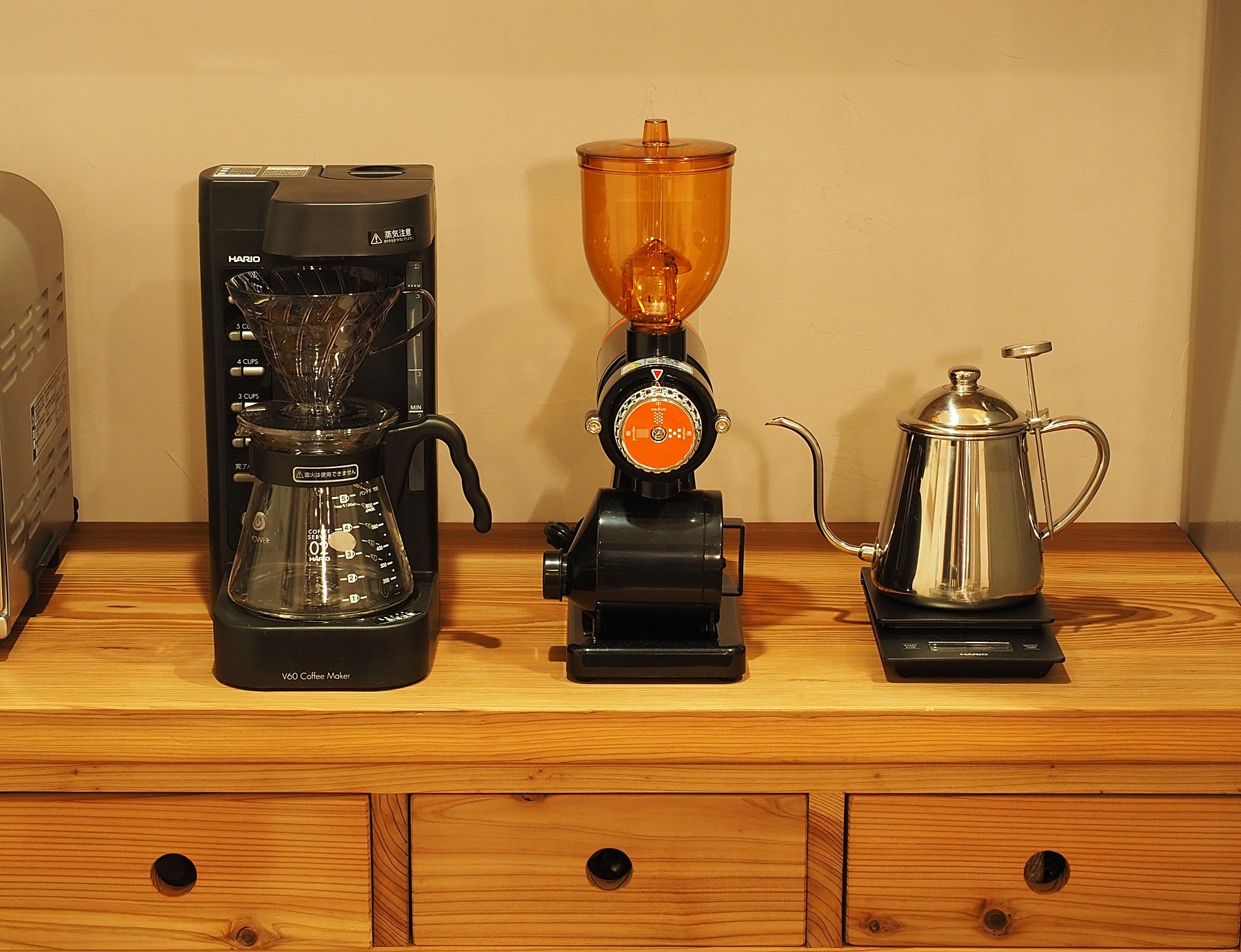 ハリオのコーヒーメーカー、ボンマックのコーヒーミル、タカヒロのコーヒードリップポットとサーモメーター 、コーヒースケールもありますのでお好きなスタイルでコーヒータイムをお楽しみください。