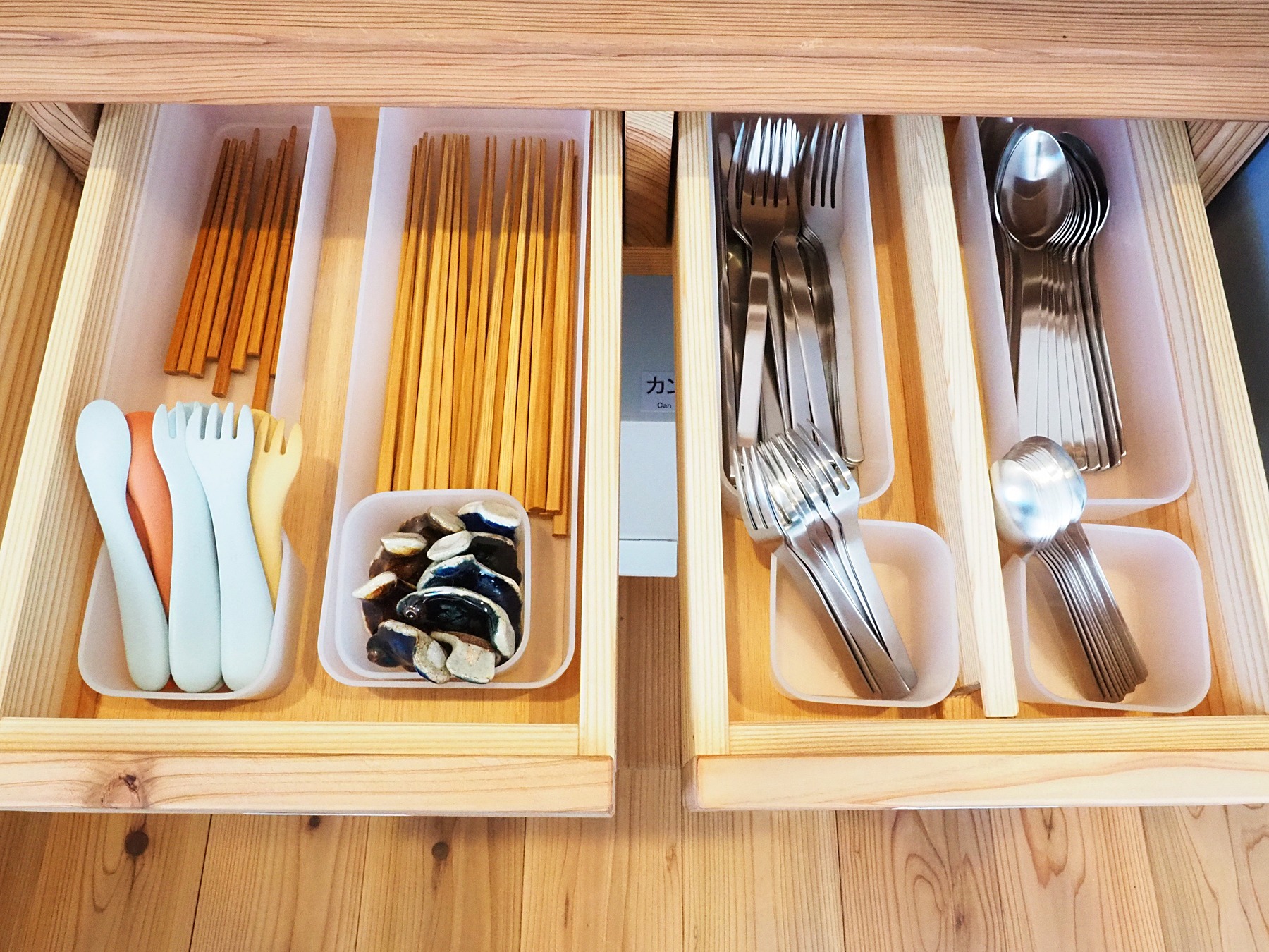 キッチンバックカウンターには、ナイフ、フォーク、スプーン、お箸、箸置きなどがございます。お子様用の食器もご用意しております。