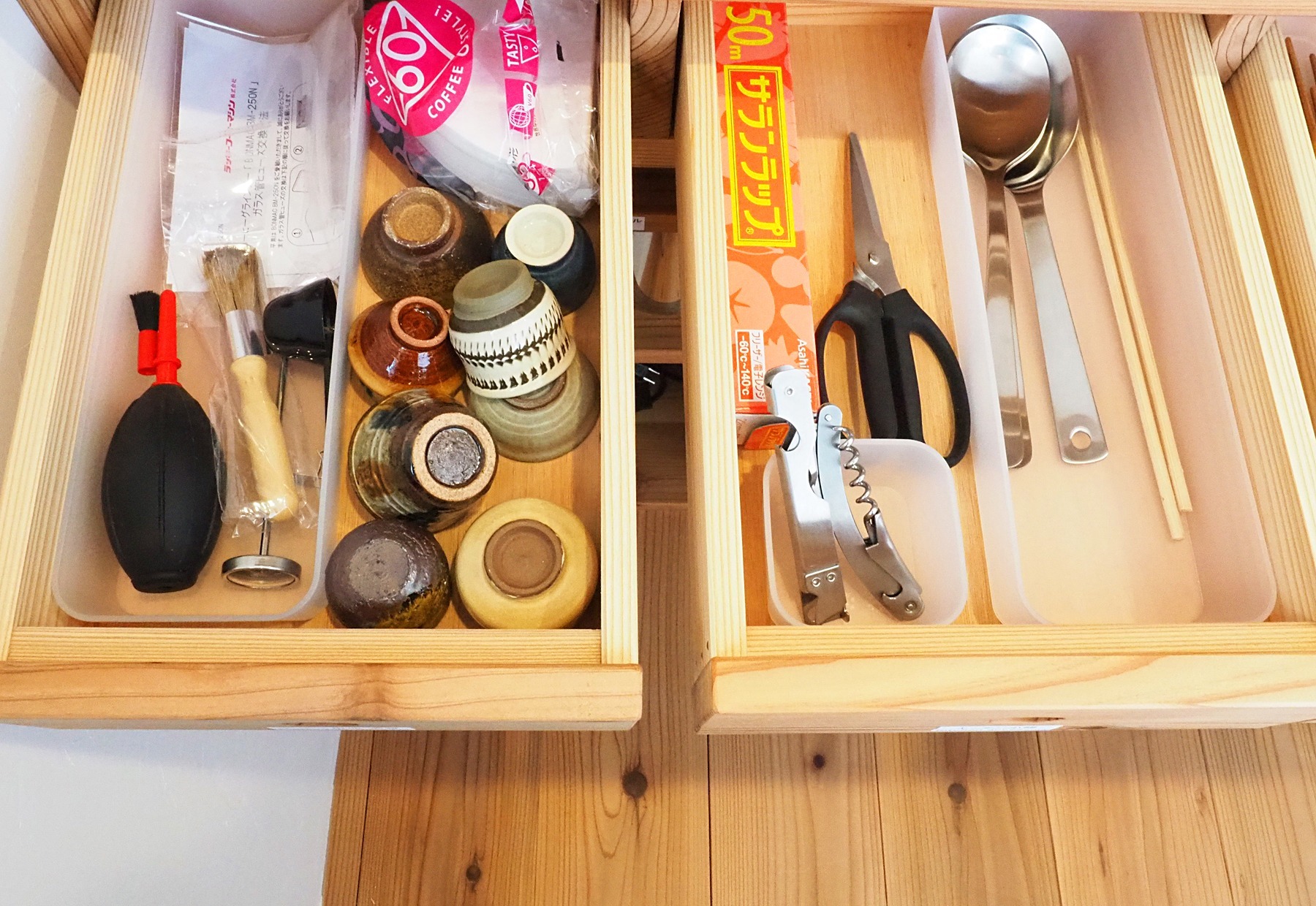 キッチンバックカウンターには、ぐい呑、キッチン小物、コーヒー機材の道具などがございます。