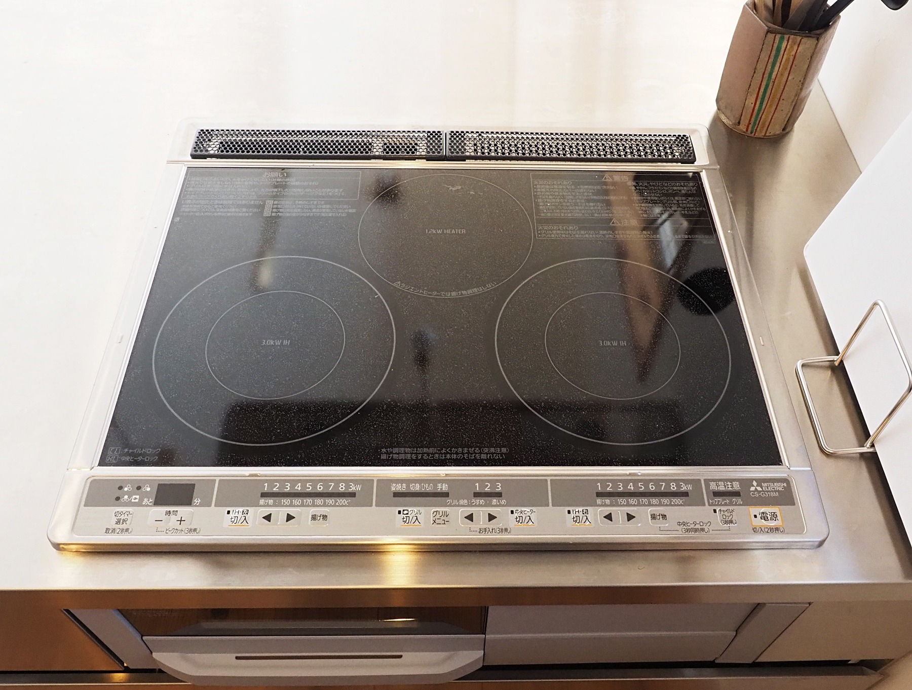 IHコンロは、IHヒーター2口、 ラジエントヒーター(電熱器)1口の構成です。