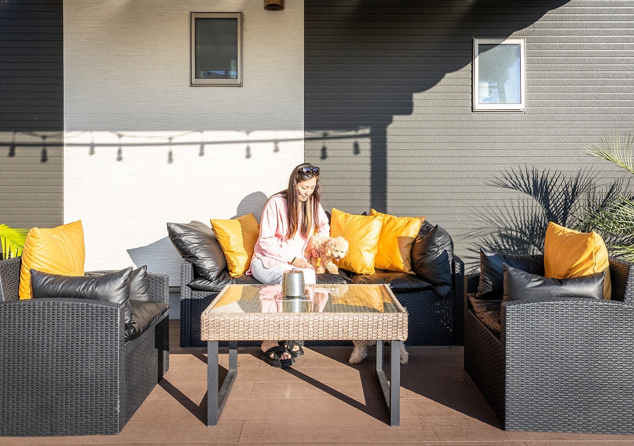 ウッドデッキのソファーでゆったりと