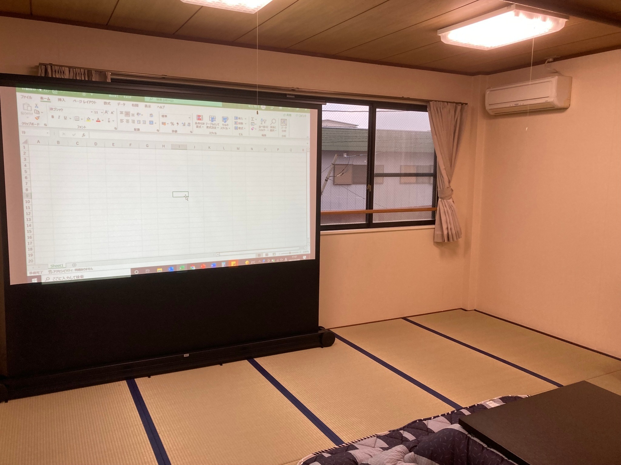 大広間にはワーケーション用にプロジェクターと100インチスクリーン・50型テレビを配置  リモート会議も可能です