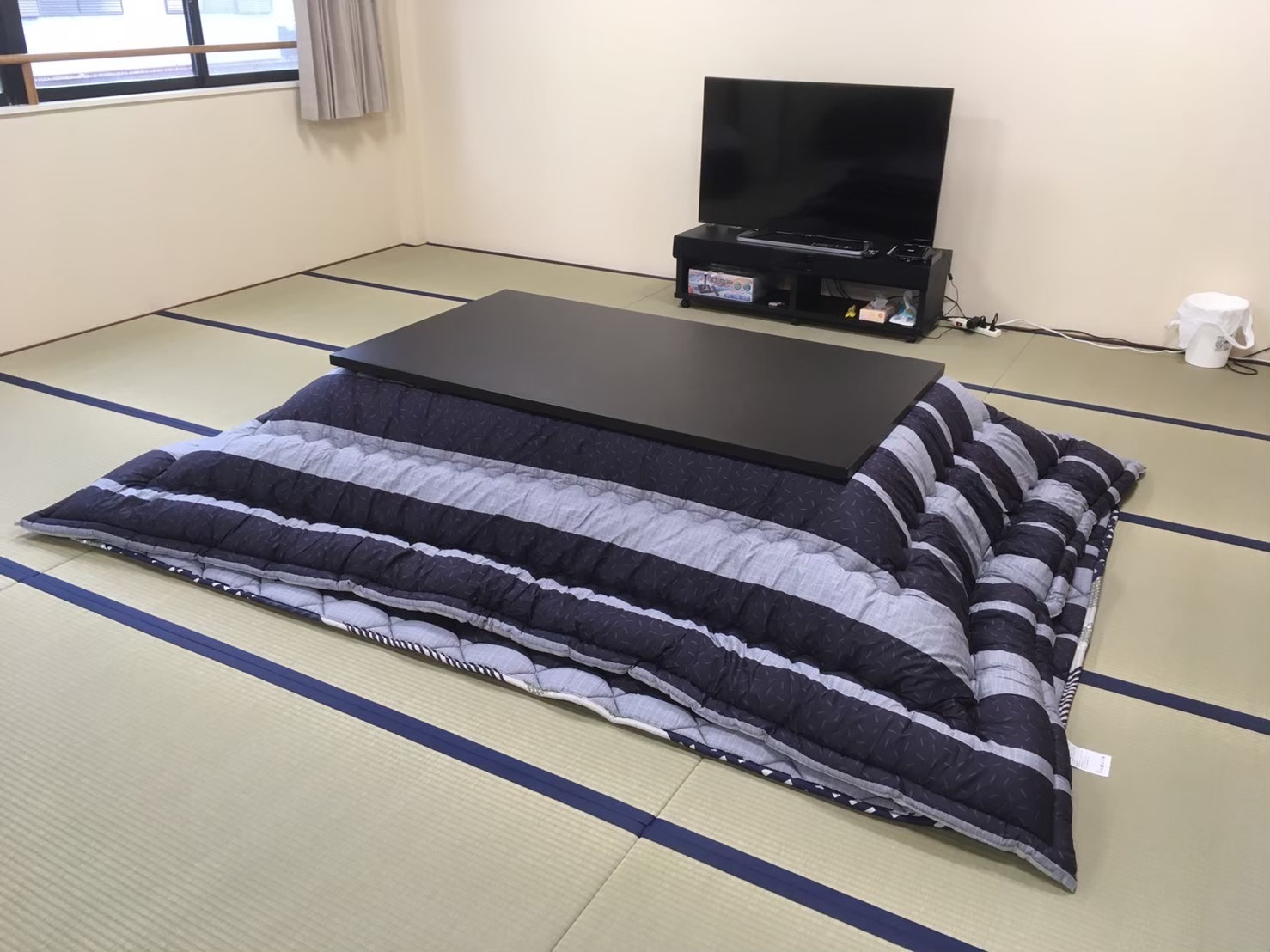 6人でも広々使えるこたつを2台準備しています