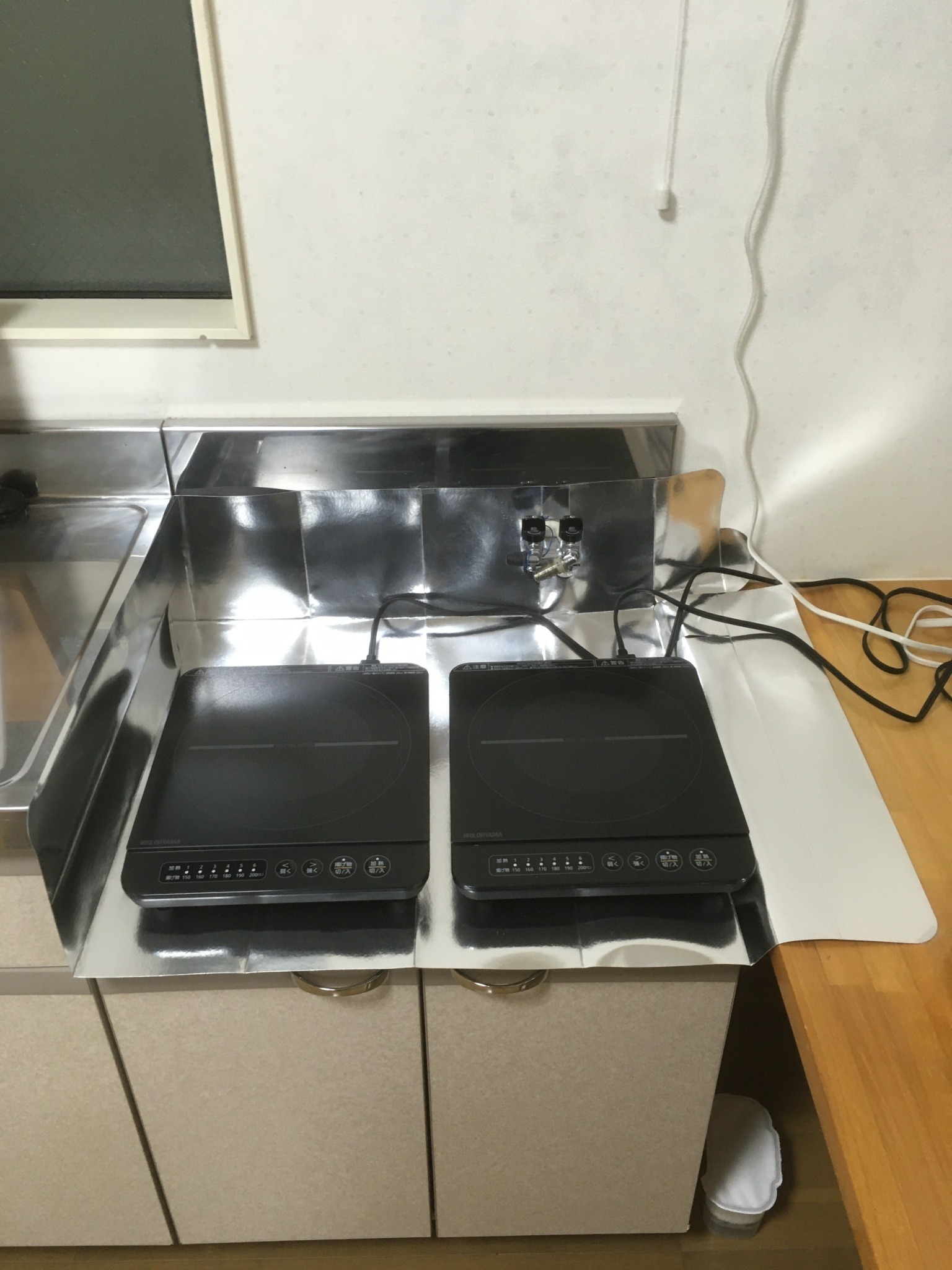 キッチンには移動可能なIHコンロを2台設置しています