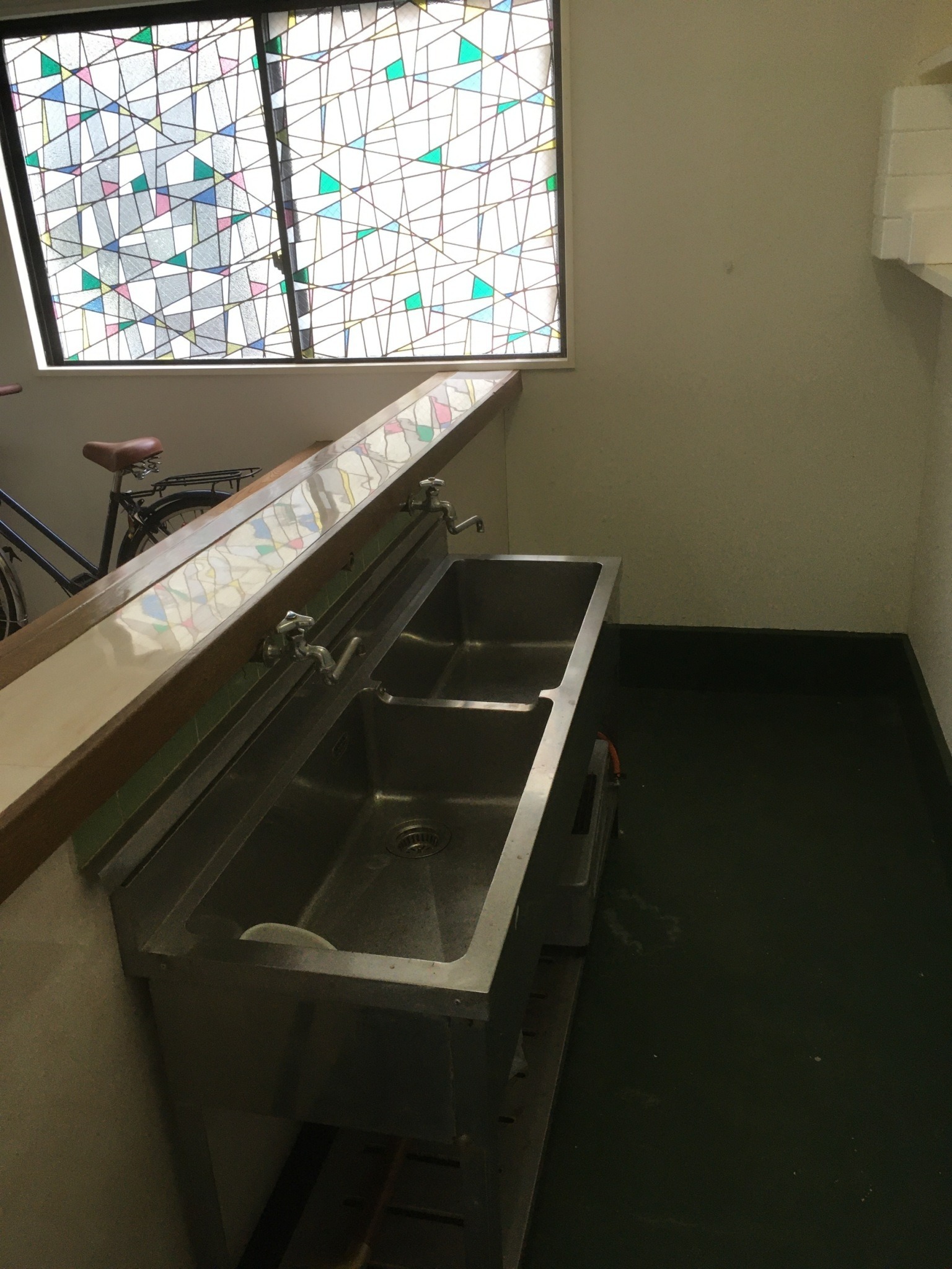 土間スペースには、釣ってきた魚をさばくことができるシンクもあります