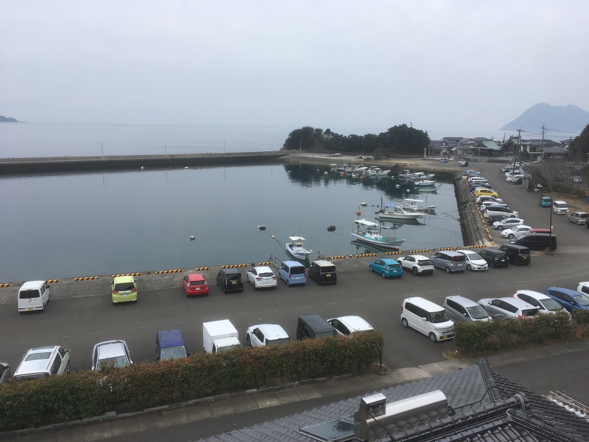 お車は隣接する小屋河内港の空きスペースに自由にお止めいただけます