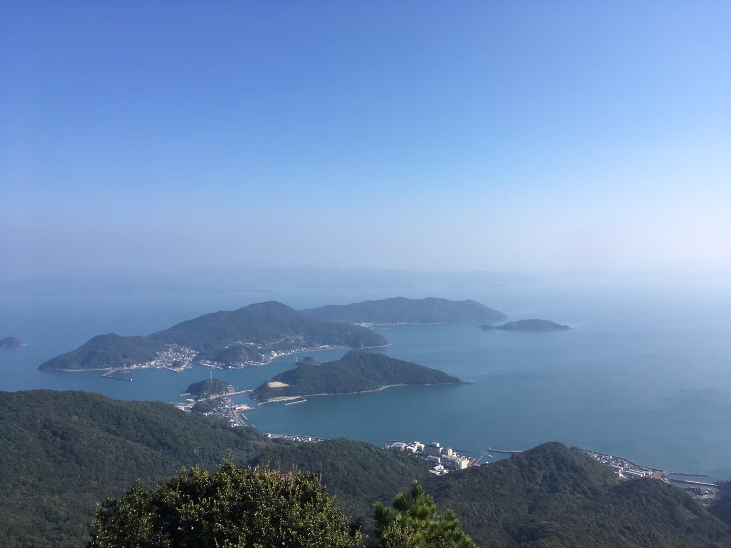 龍ヶ岳の頂上まで車で登ることができます。当施設から約25分です。