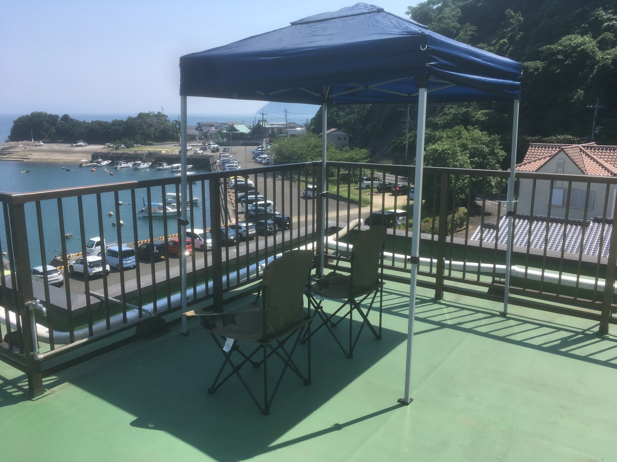 2023年7月に日除け用のタープテントを準備しました。現地に設置しています取扱案内書に従ってご使用ください。 なおあくまでも日除け用ですので、雨天時には屋上でのBBQはできません。何卒ご了承くださいませ。