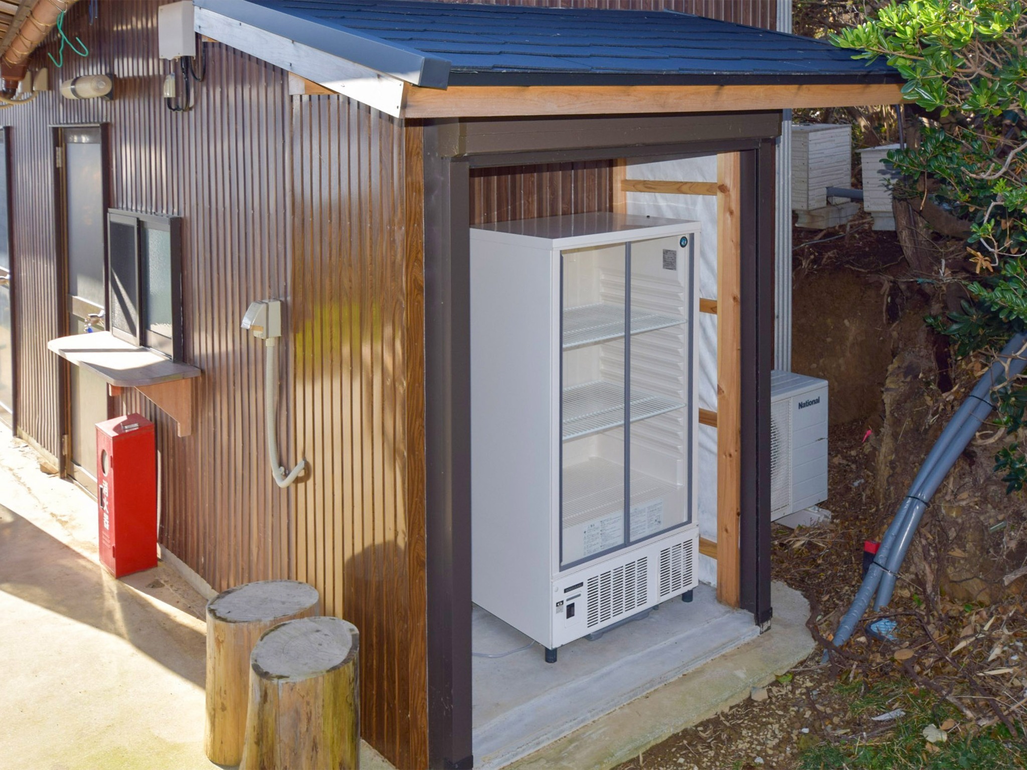 ・【冷蔵庫】便利な共用冷蔵庫完備。