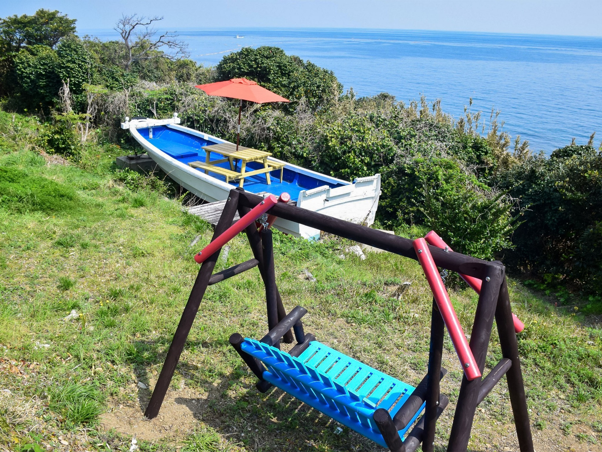 ・【景観】ブランコやテーブルを設置したボートでゆったりと寛げます