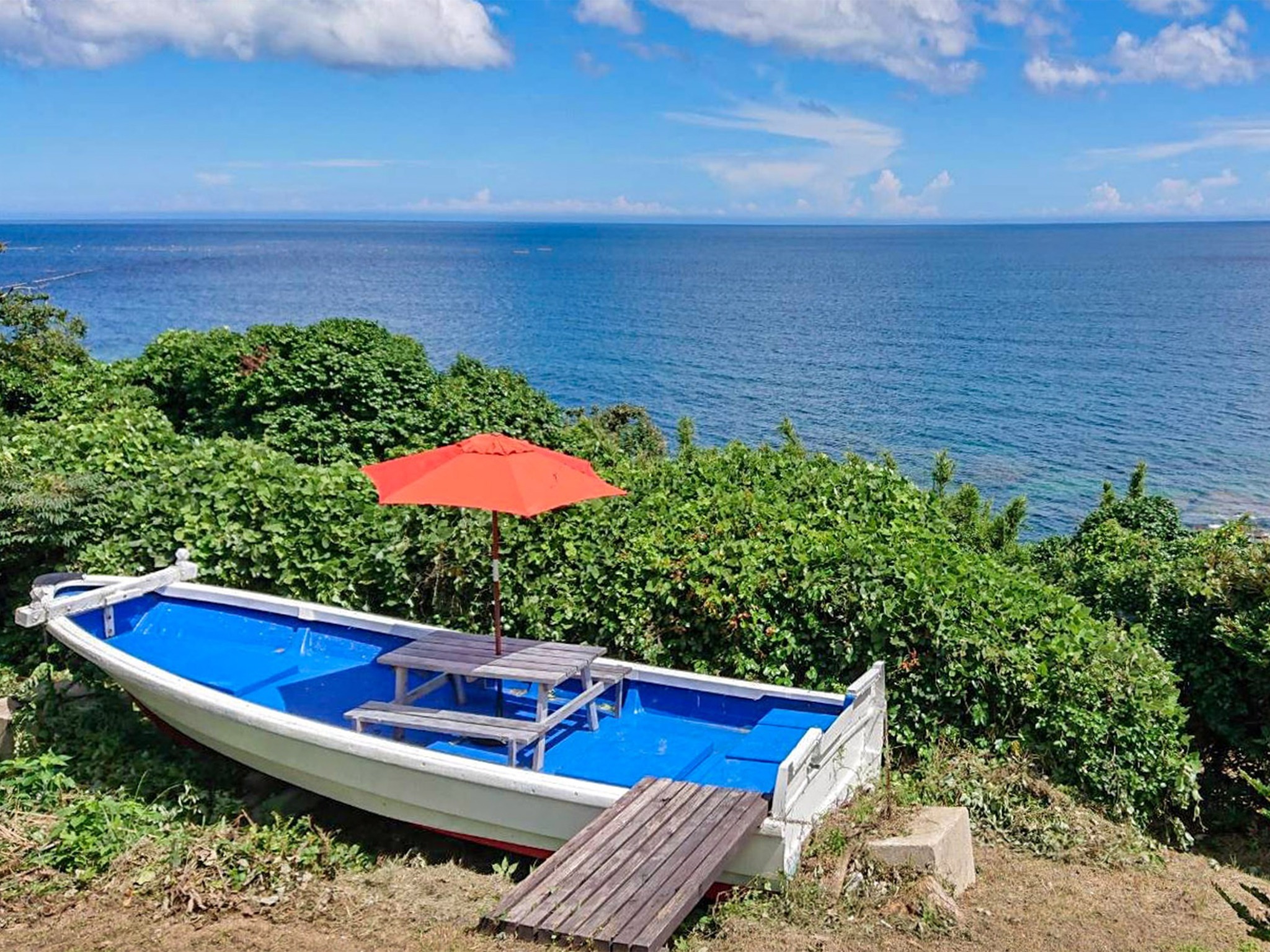 ・【景観】ボートもパラソルも雄大な海の景色との相性◎