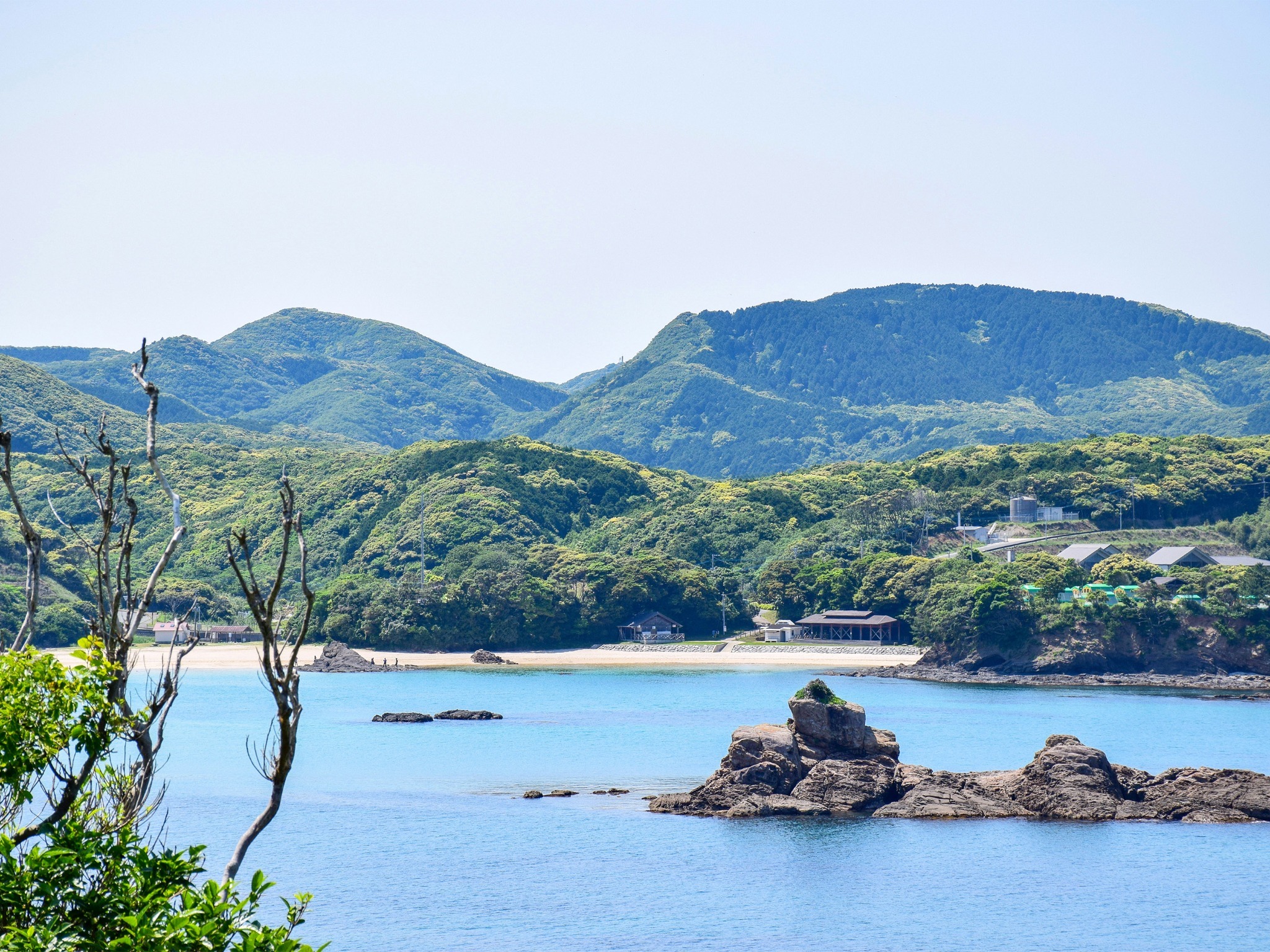 ・【三宇田浜】天然白砂の浜とエメラルドグリーンに輝く海は、まるで南国のよう