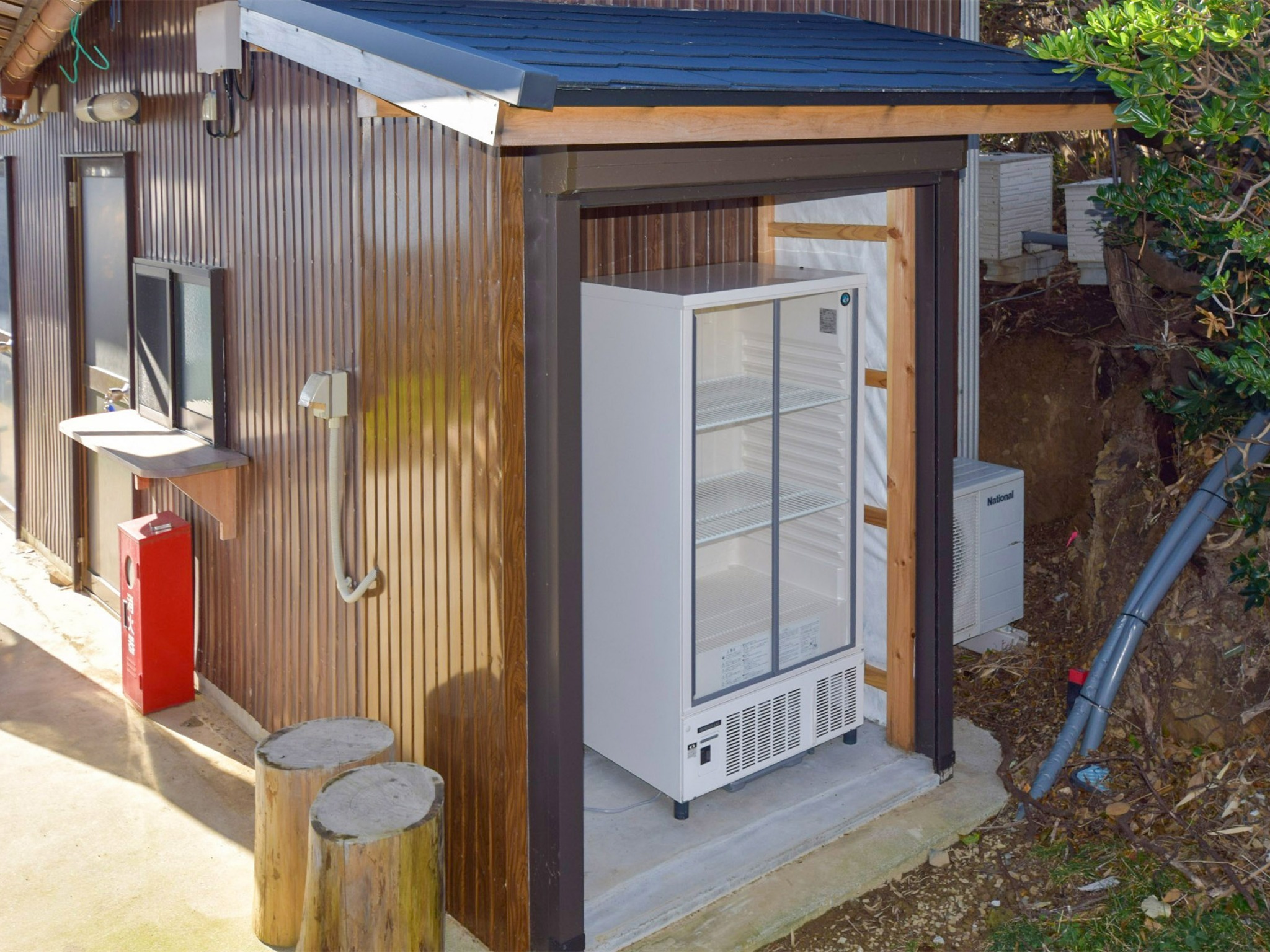 ・【冷蔵庫】便利な共用冷蔵庫完備。