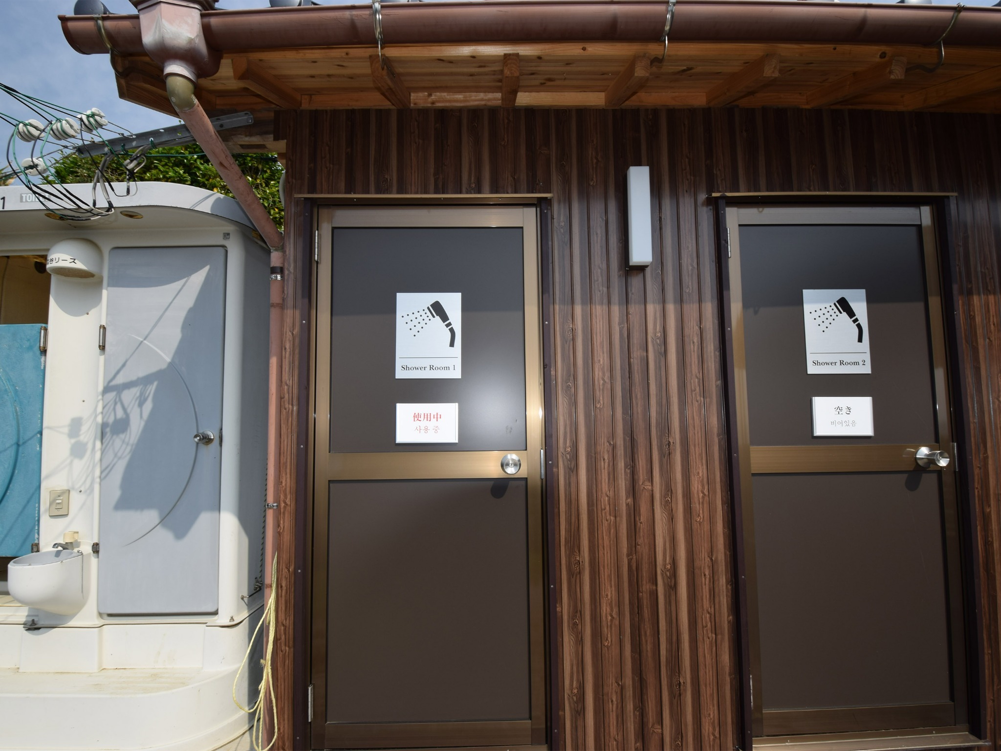 ・【シャワー】共用シャワールームにはシャンプーやボディソープ完備