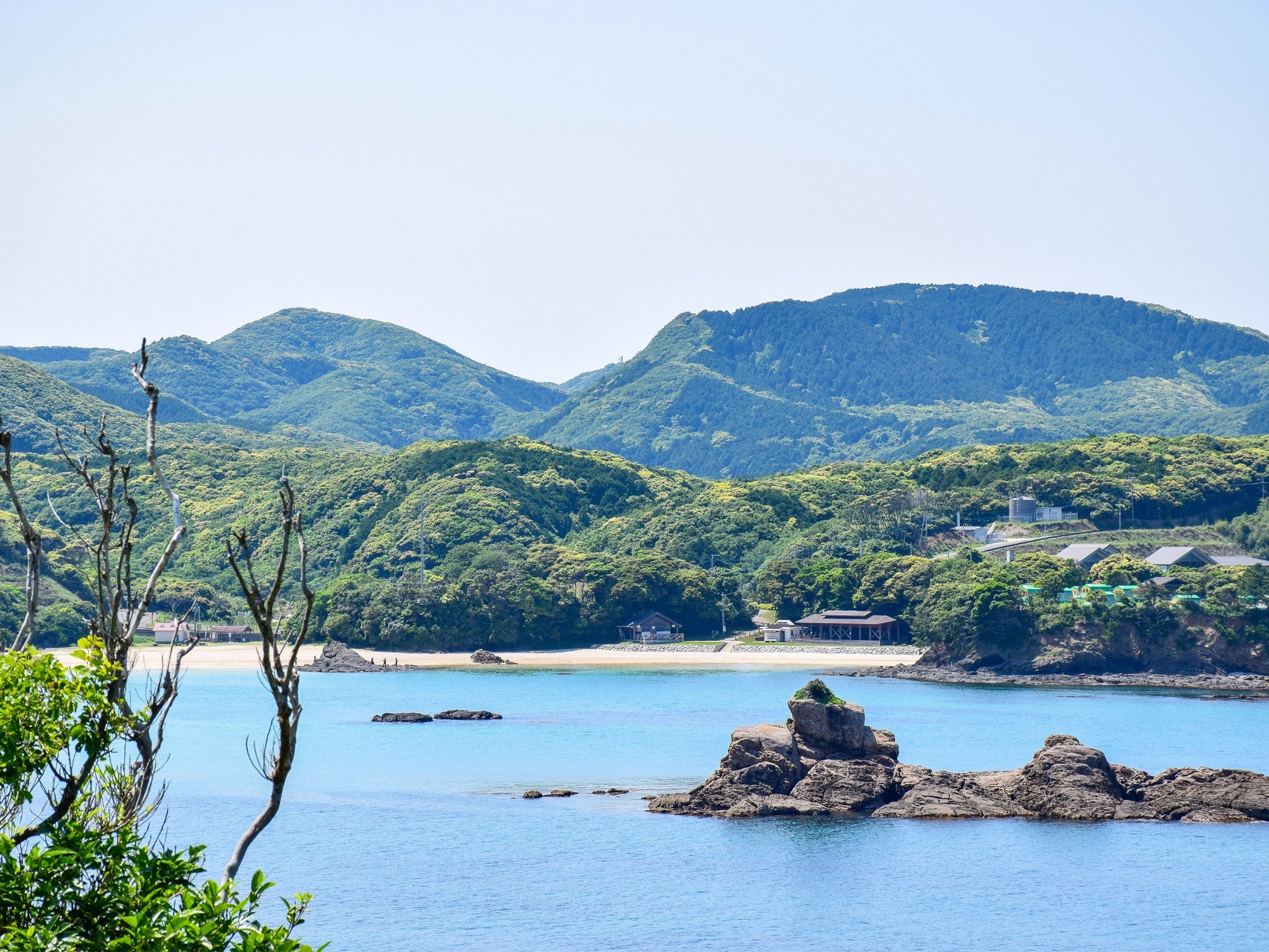 ・【三宇田浜】天然白砂の浜とエメラルドグリーンに輝く海は、まるで南国のよう
