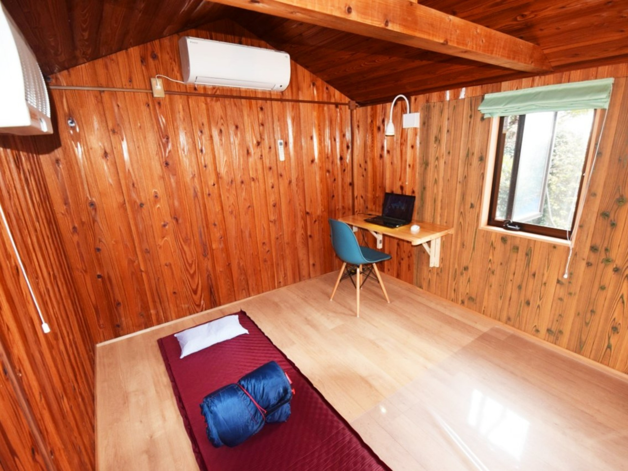 ・【バンガロー1棟・2棟】エアコン・テレビ・冷蔵庫完備!机・椅子も事前連絡いただければ準備可能です