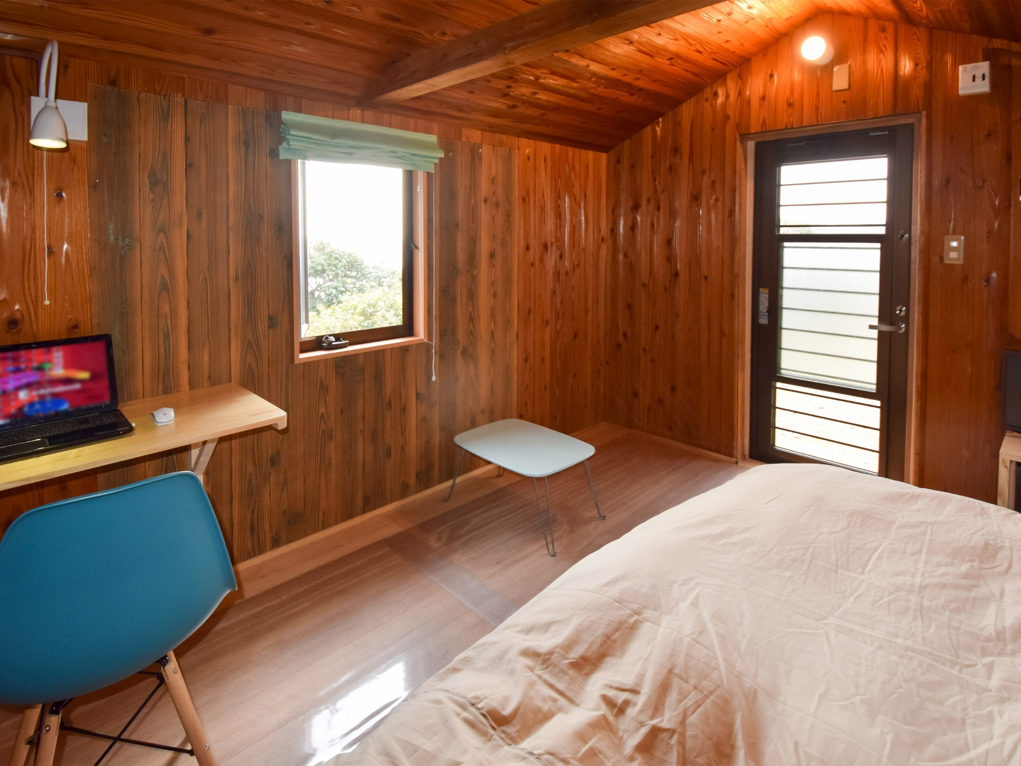 ・【ワーケーションプランの部屋】エアコン、デスク、シングルベッド完備