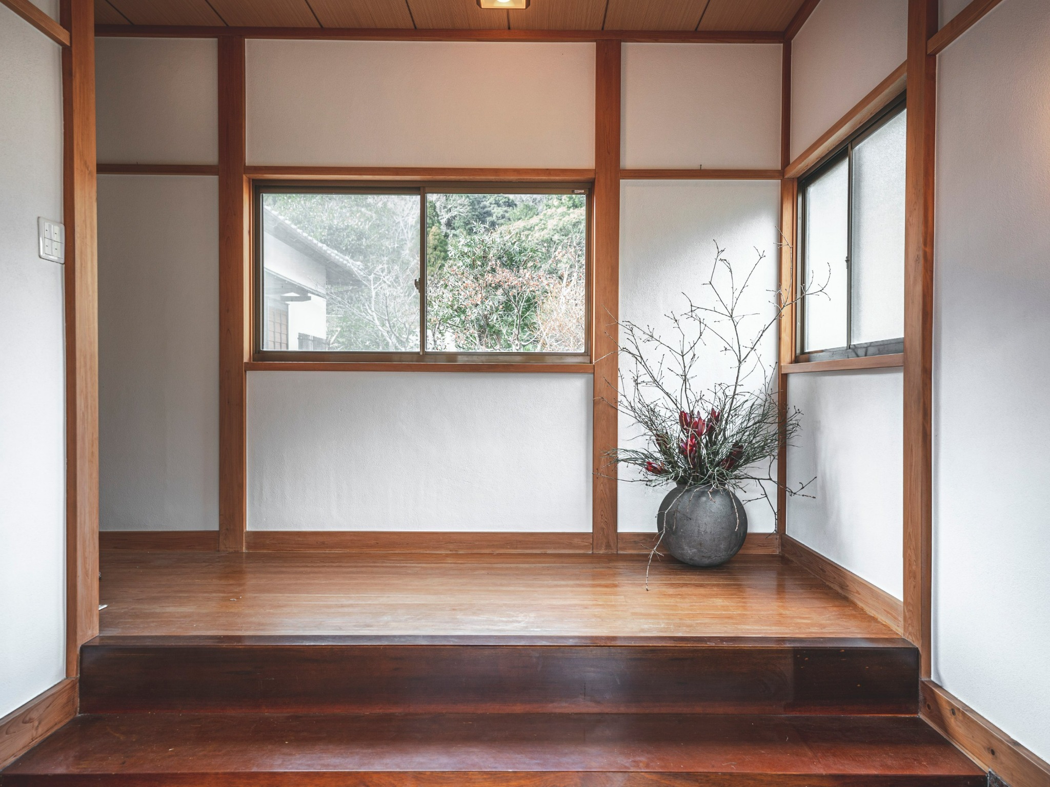 ・【玄関】広々とした玄関。日本の伝統家屋の佇まいを感じさせます