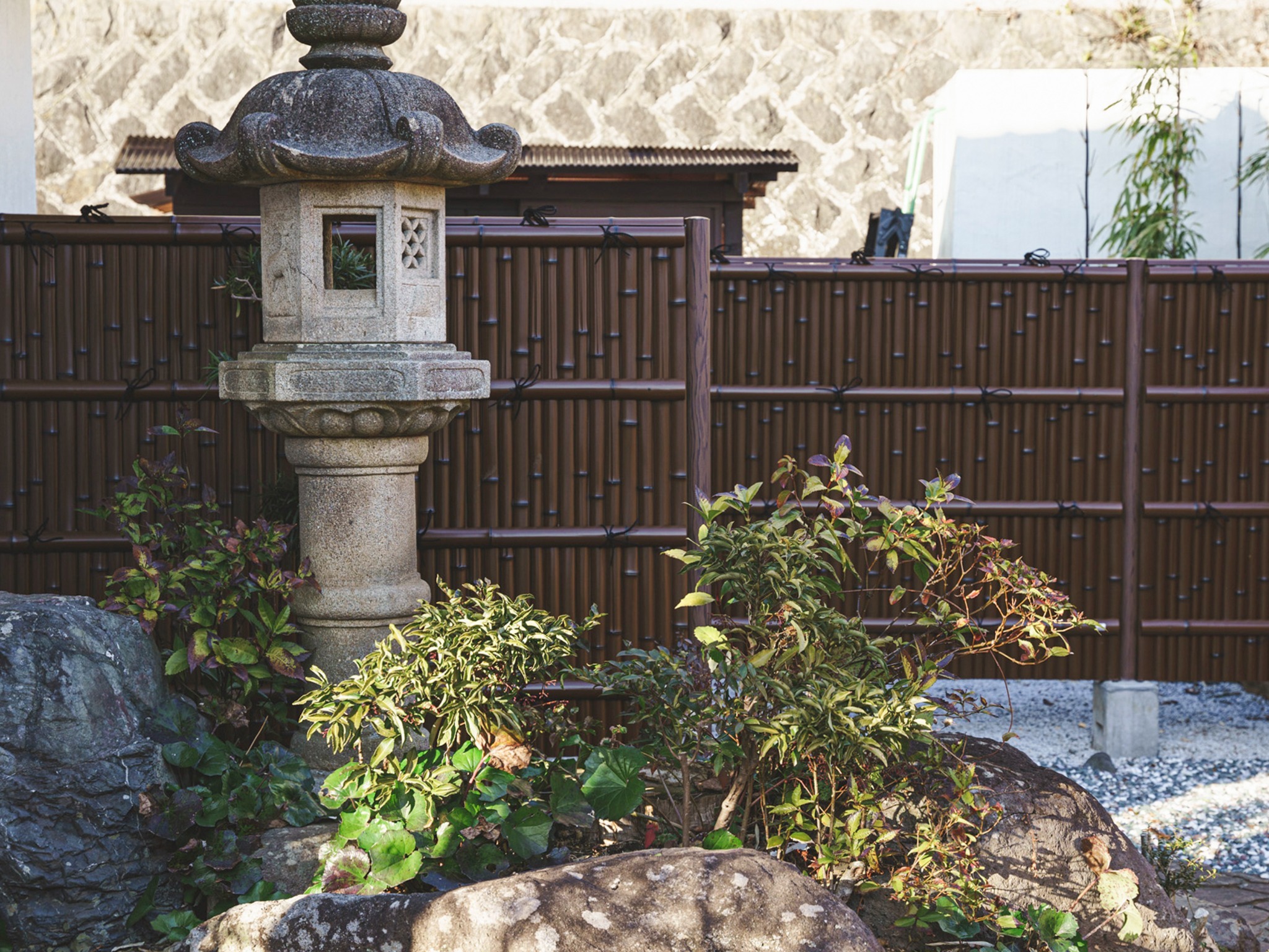 ・【庭園】古き良き和風庭園らしさのある石灯籠。どこか懐かしい気分にさせてくれます