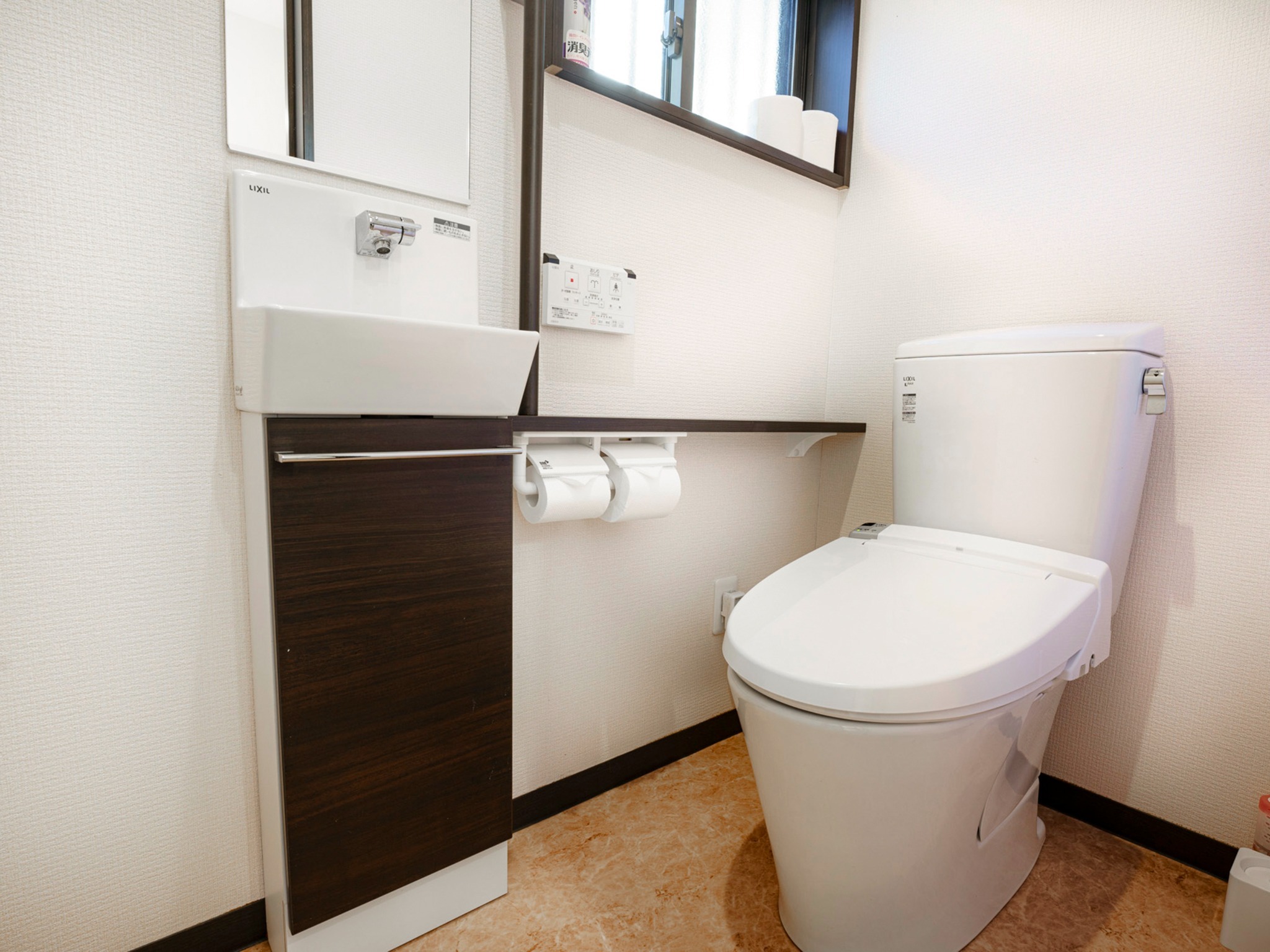 ・【トイレ】温水洗浄機能付の個室トイレ。清潔で安心です