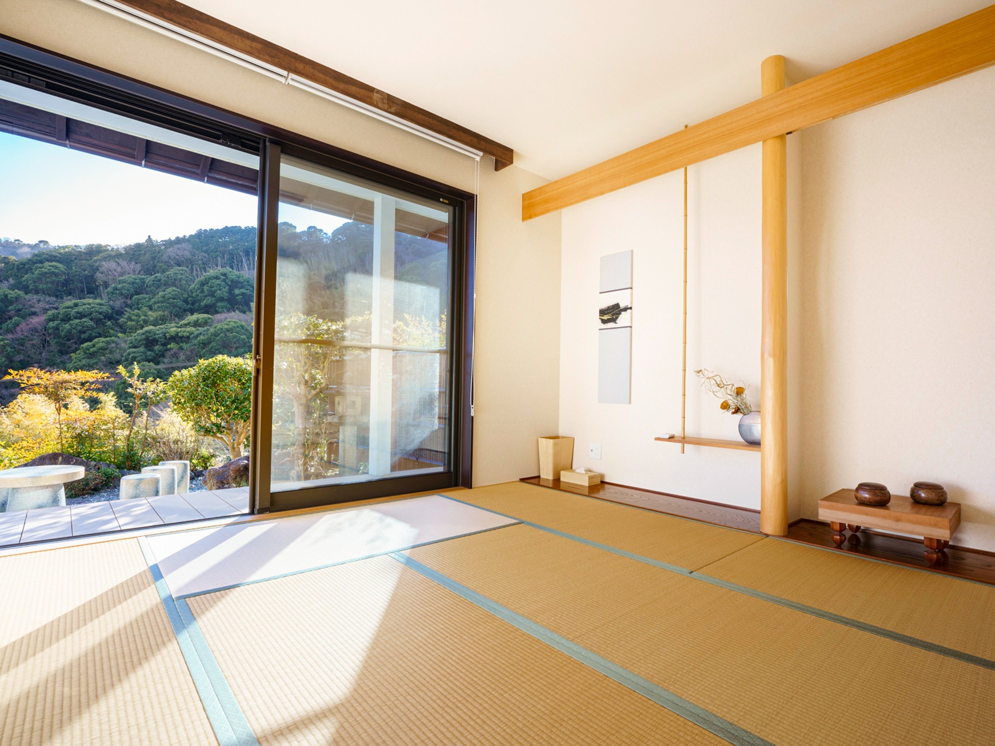 ・【和室】日本庭園の眺めを楽しむのにぴったり。3名様までお布団を敷いてお休み頂ける和室です