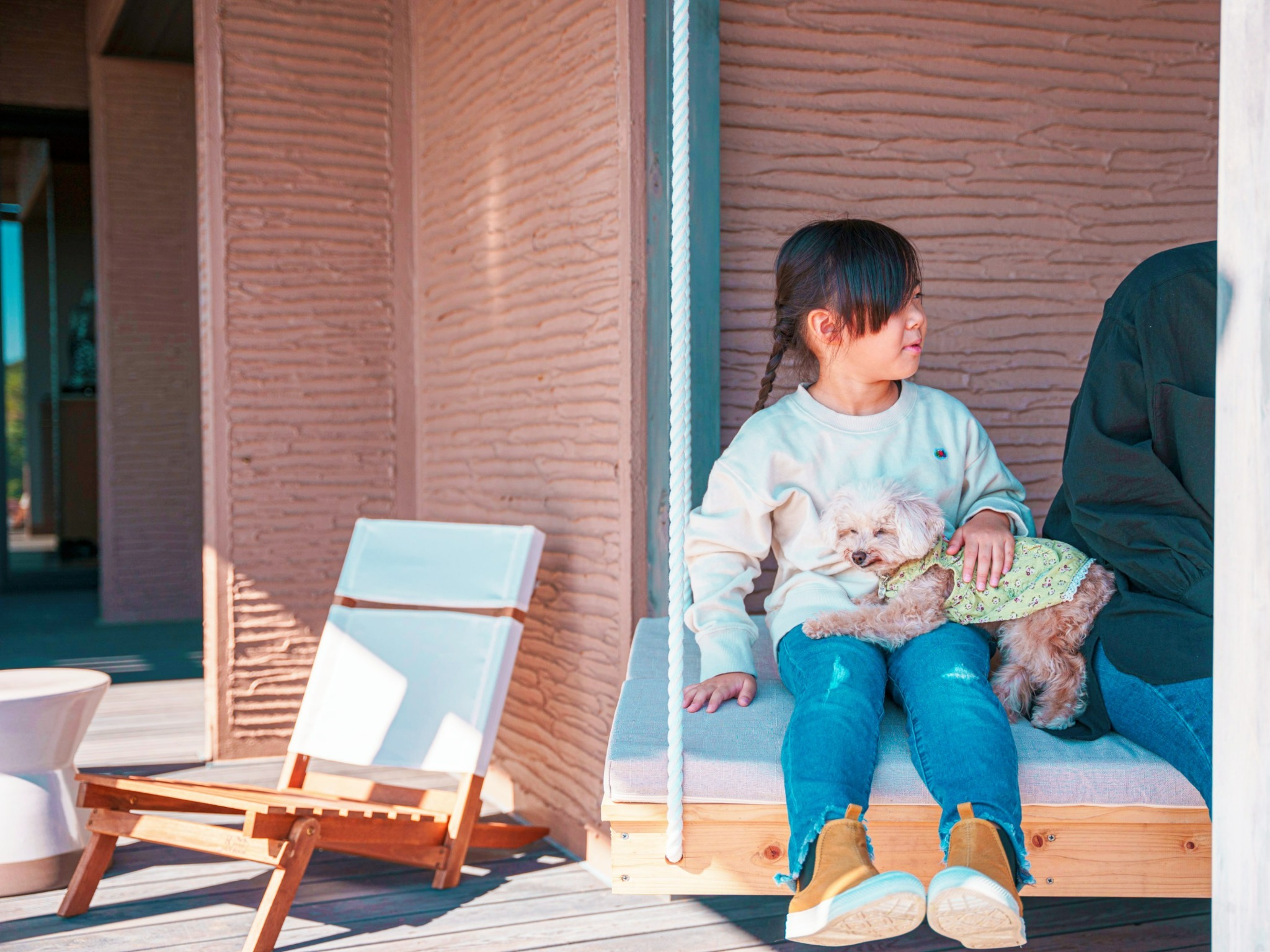 ・ブランコベンチ付きのウッドデッキで、家族みんなでひと休み