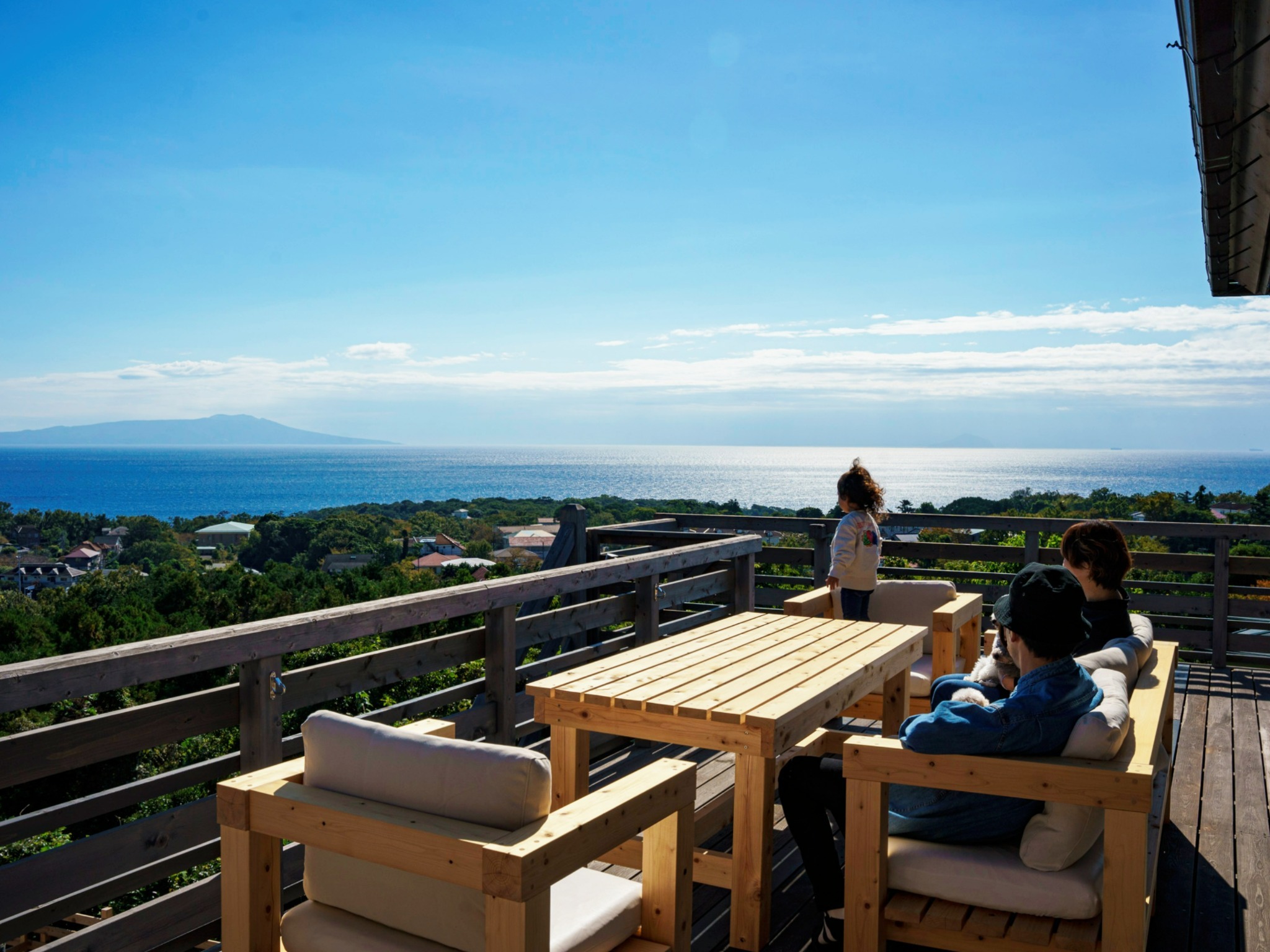 ・目の前に遮るものがない相模湾のパノラマを望む2Fテラス