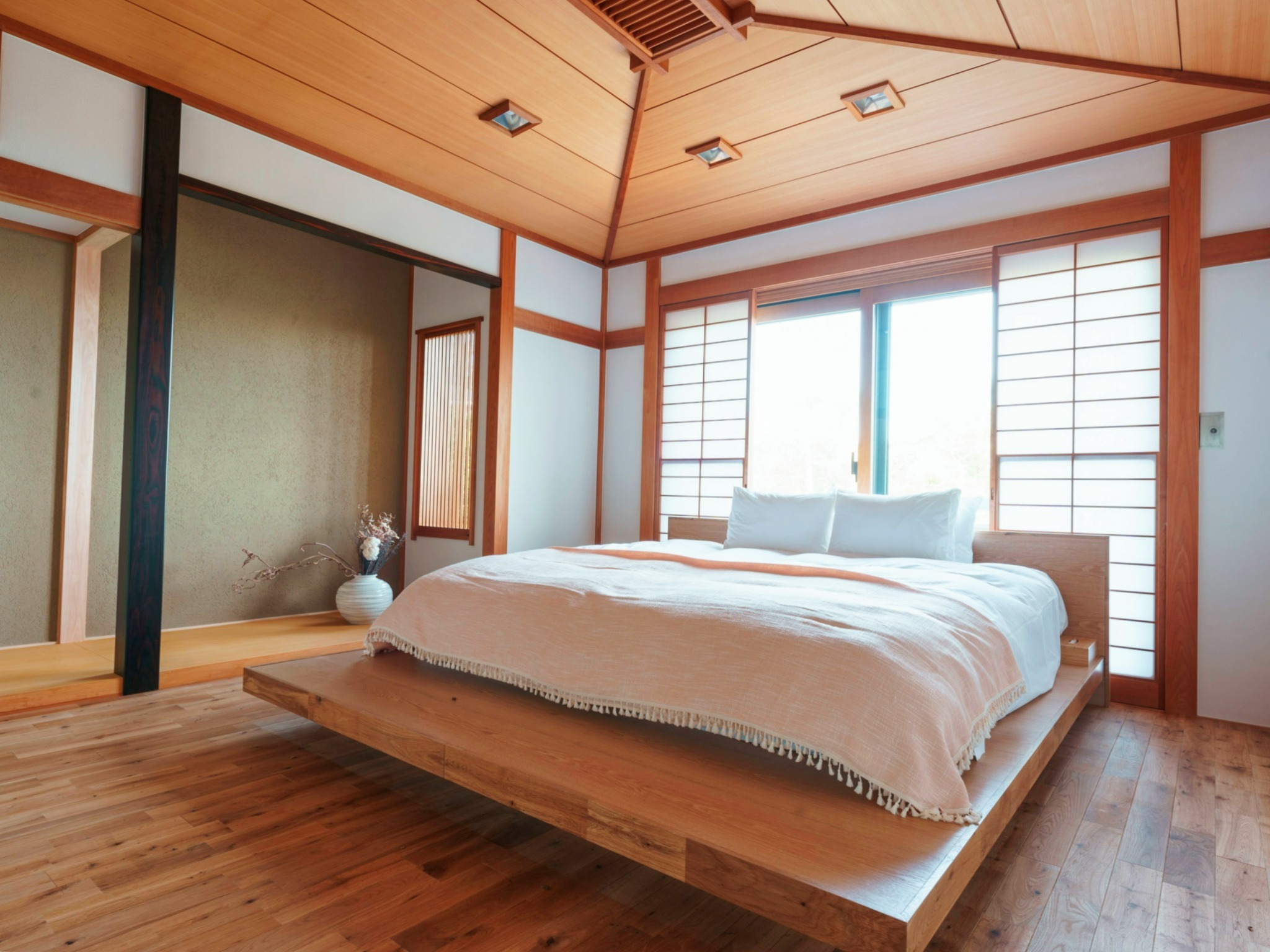 ・【洋室】キングベッドは2人で寝ても広々快適です