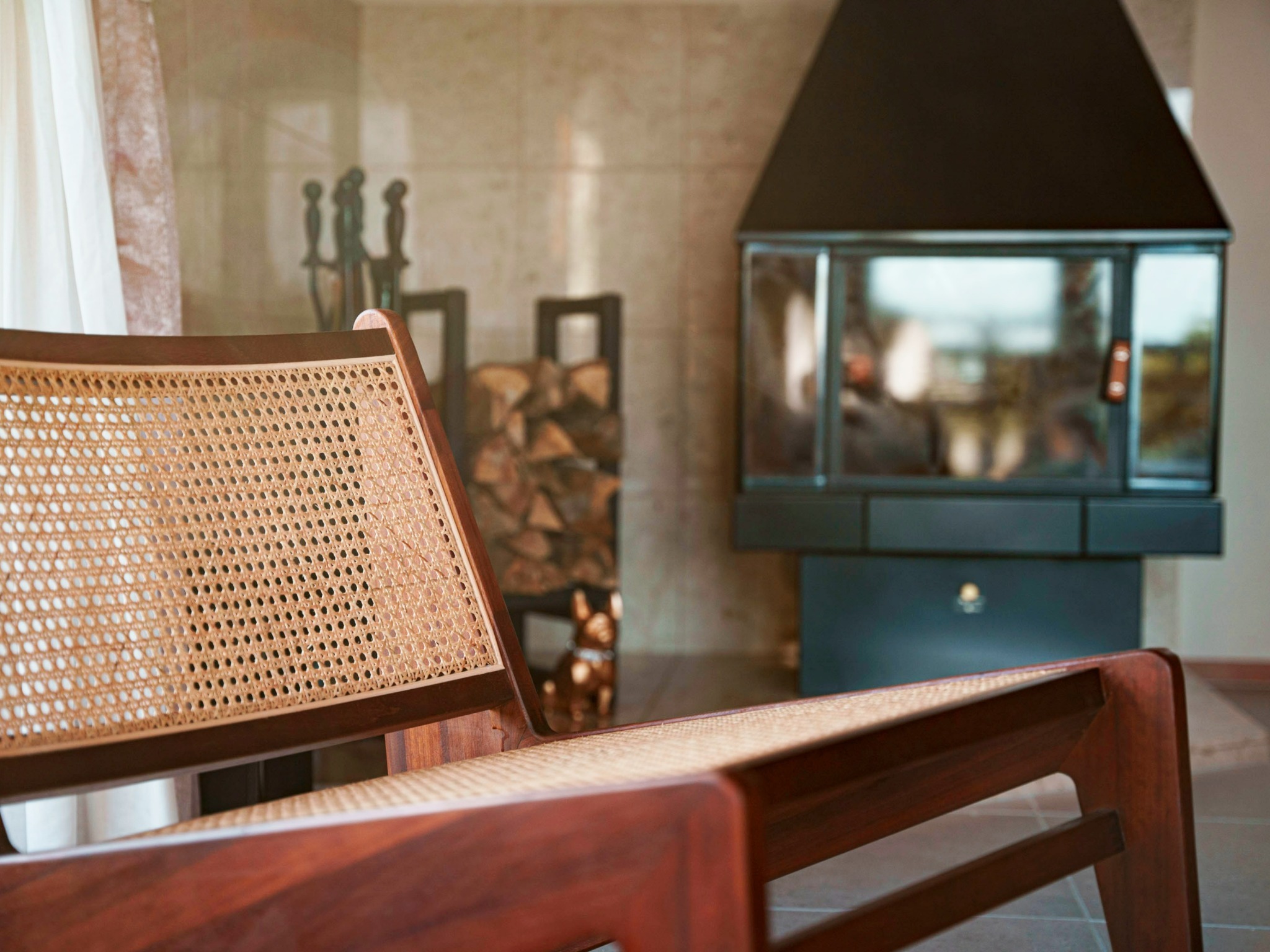 ・【リビングダイニング】冬は暖炉に薪をくべて。お部屋を快適に保ちます