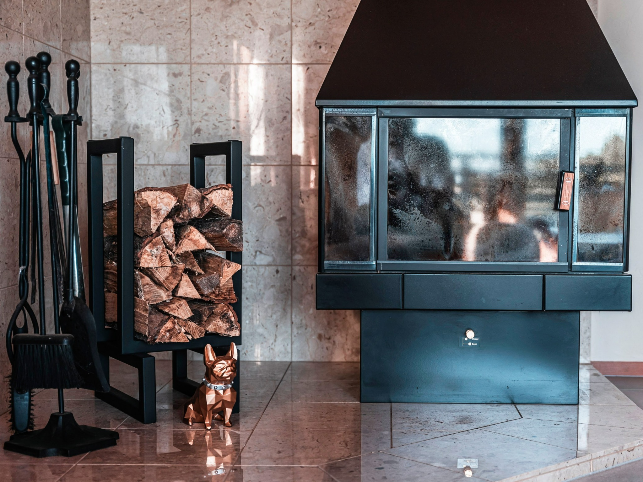 ・【リビングダイニング】暖炉の炎のゆらめきに癒される贅沢なひととき