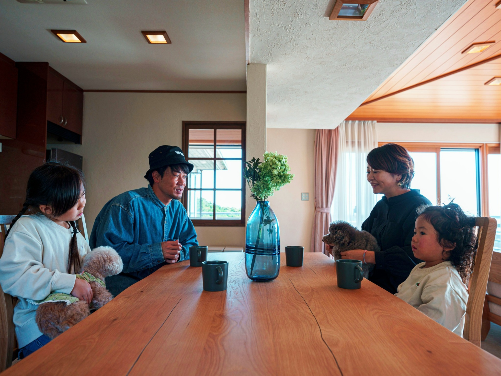 ・【ダイニング】木の風合いが温かな雰囲気を演出。ゆっくり話しをしながらお食事するのにぴったり