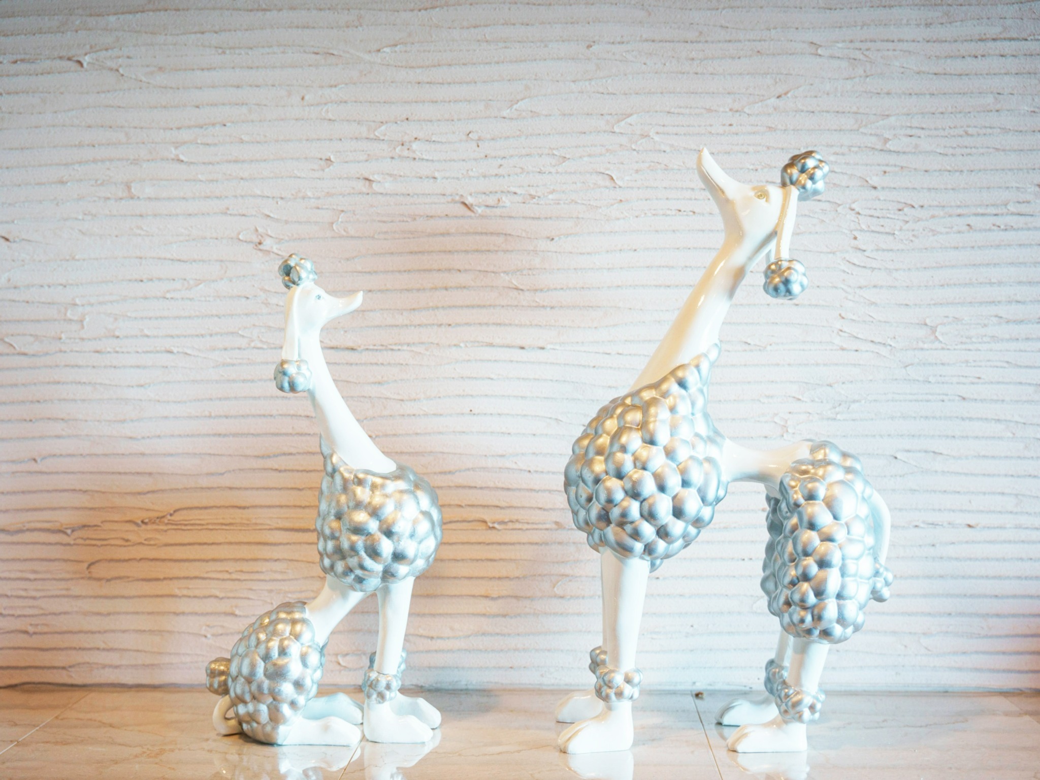 ・木と白い壁の組み合わせでナチュラルな雰囲気にマッチした犬の置物