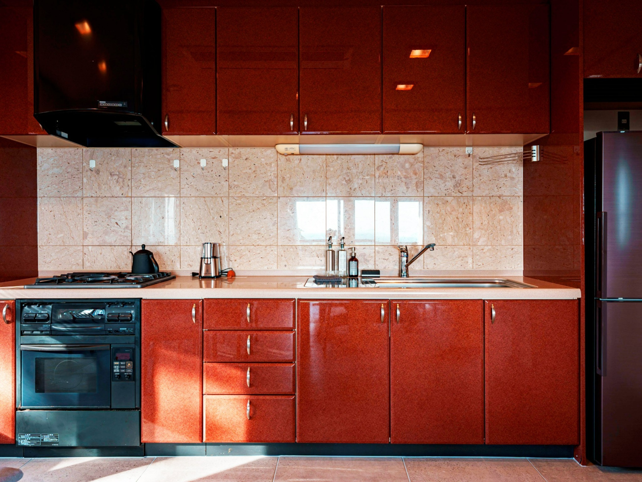 ・【キッチン】ご家族やご友人同士で並んでも十分な広さのキッチンです