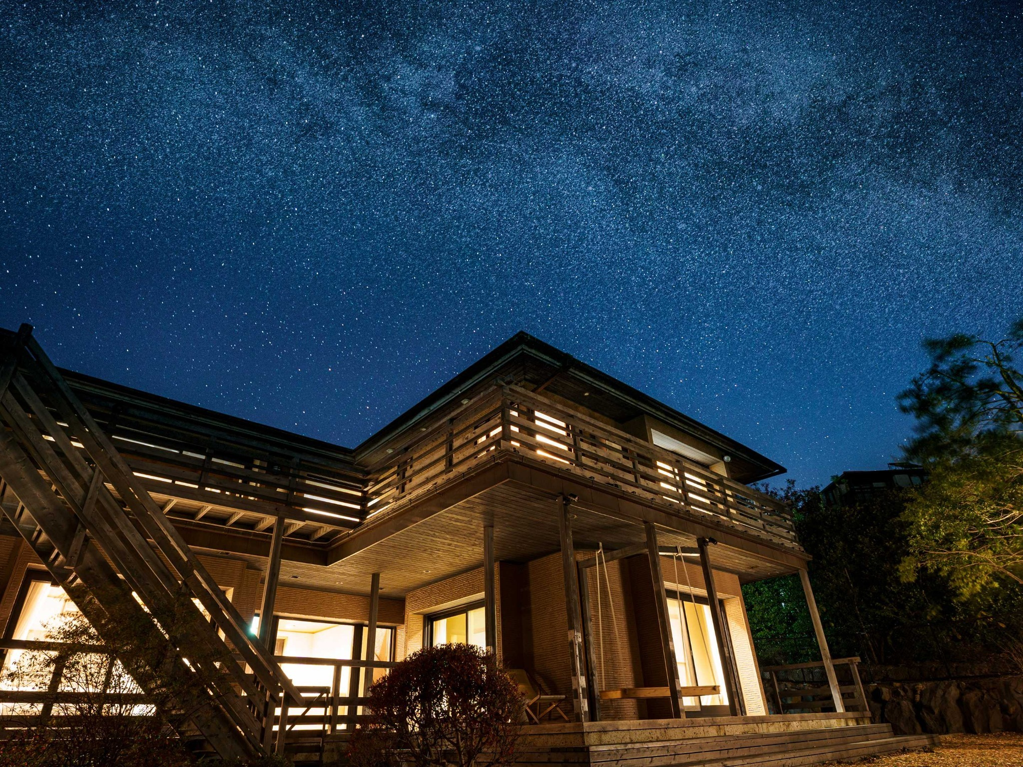 ・【外観】大自然の中に佇む貸別荘。天気の良い日の夜は満天の星空をお楽しみいただけます