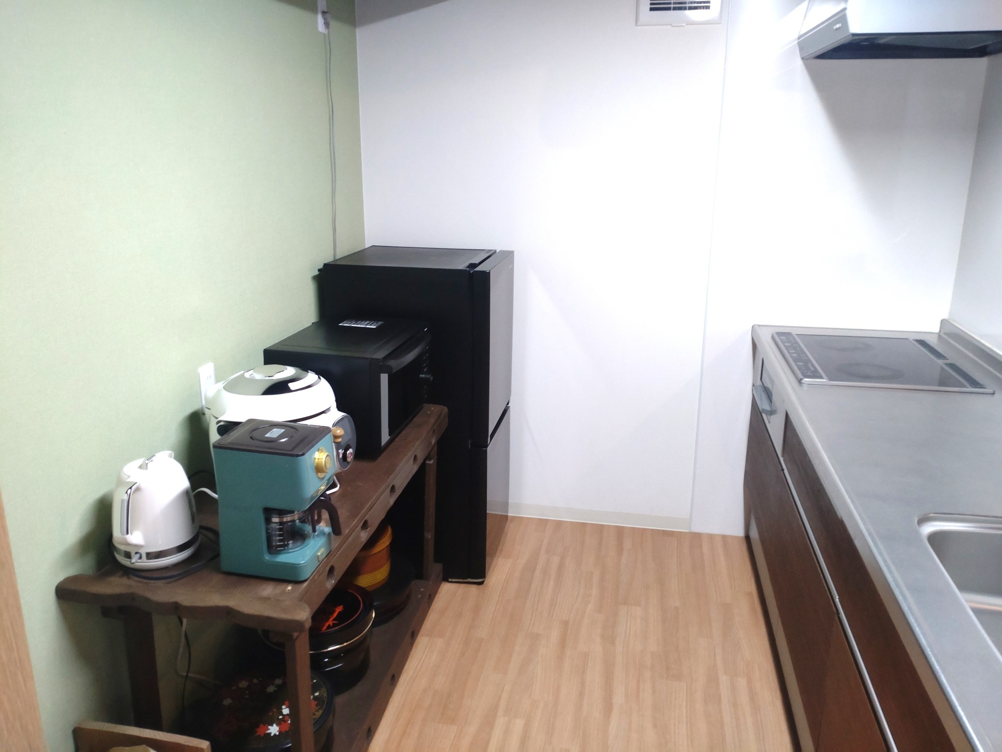 キッチンです。冷蔵庫、電子レンジ、炊飯器、湯沸かし器や食器など基本的な調理器具あります。