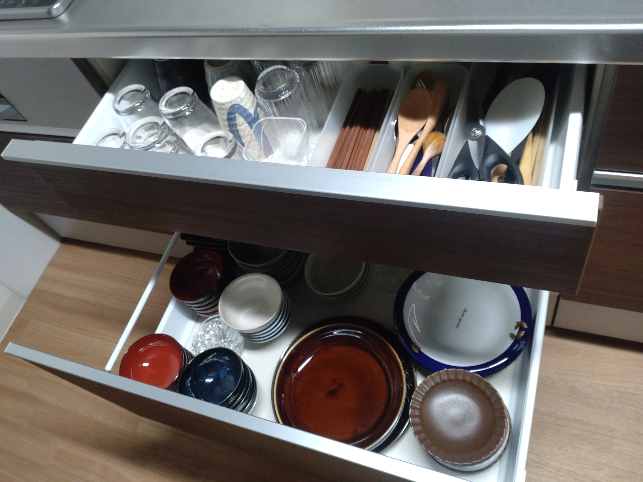 鍋やフライパン、食器などありますので自炊ができます。