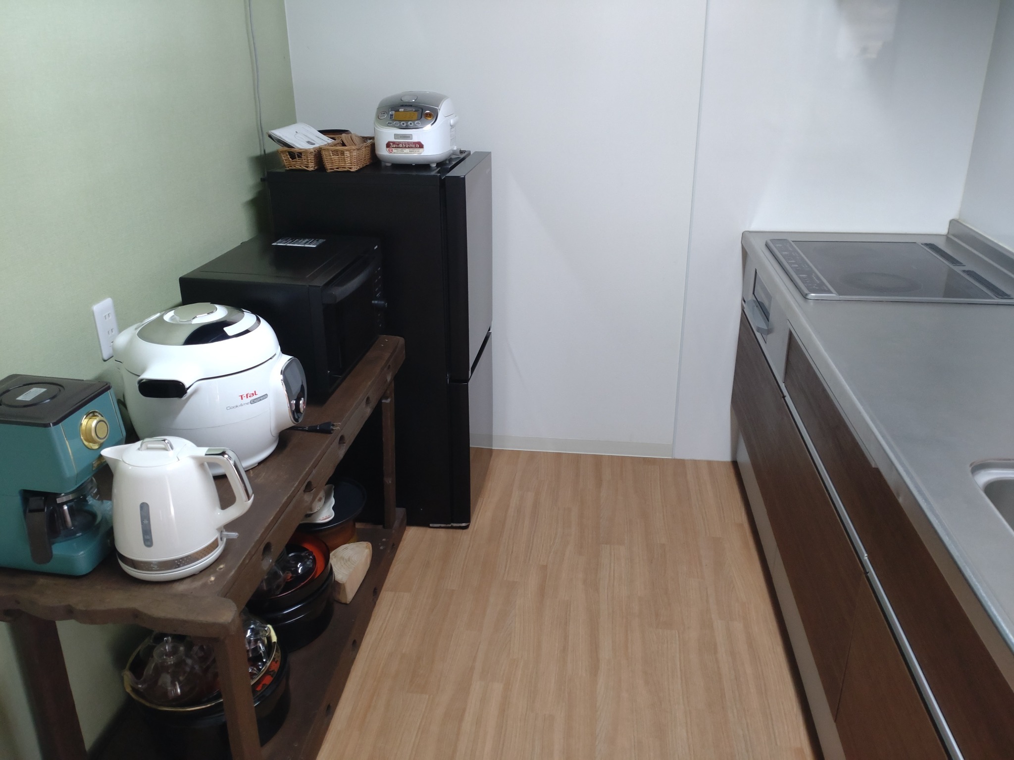 キッチンです。冷蔵庫、電子レンジ、炊飯器、湯沸かし器や食器など基本的な調理器具あります。