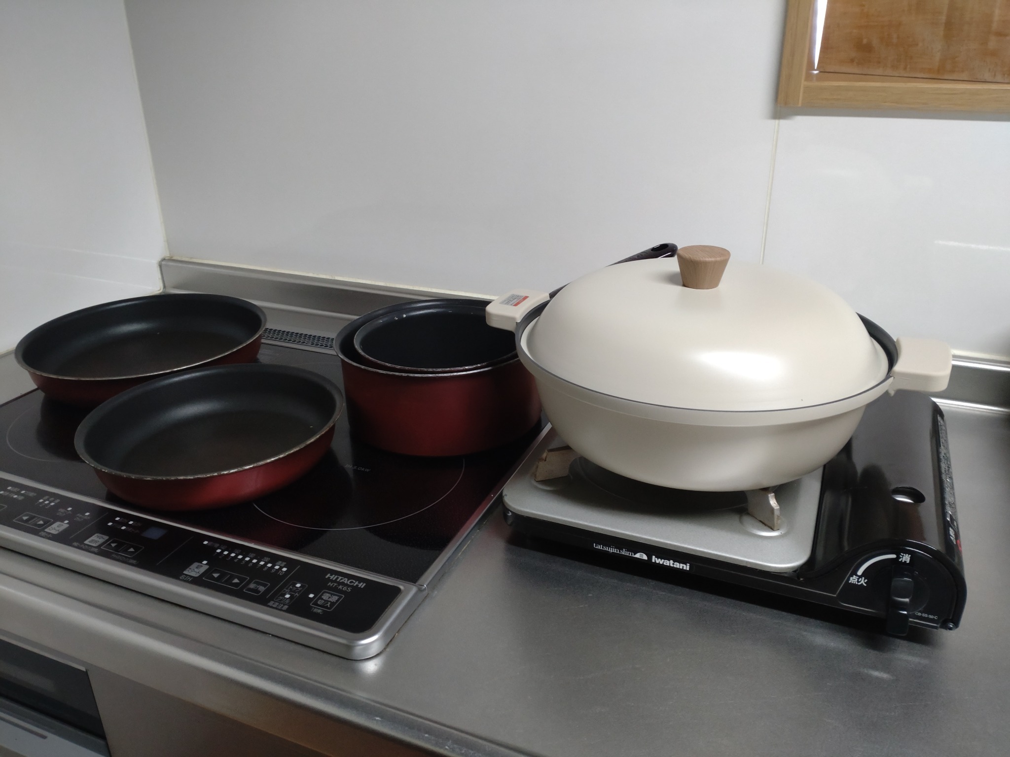 鍋やフライパン、食器などありますので自炊ができます。