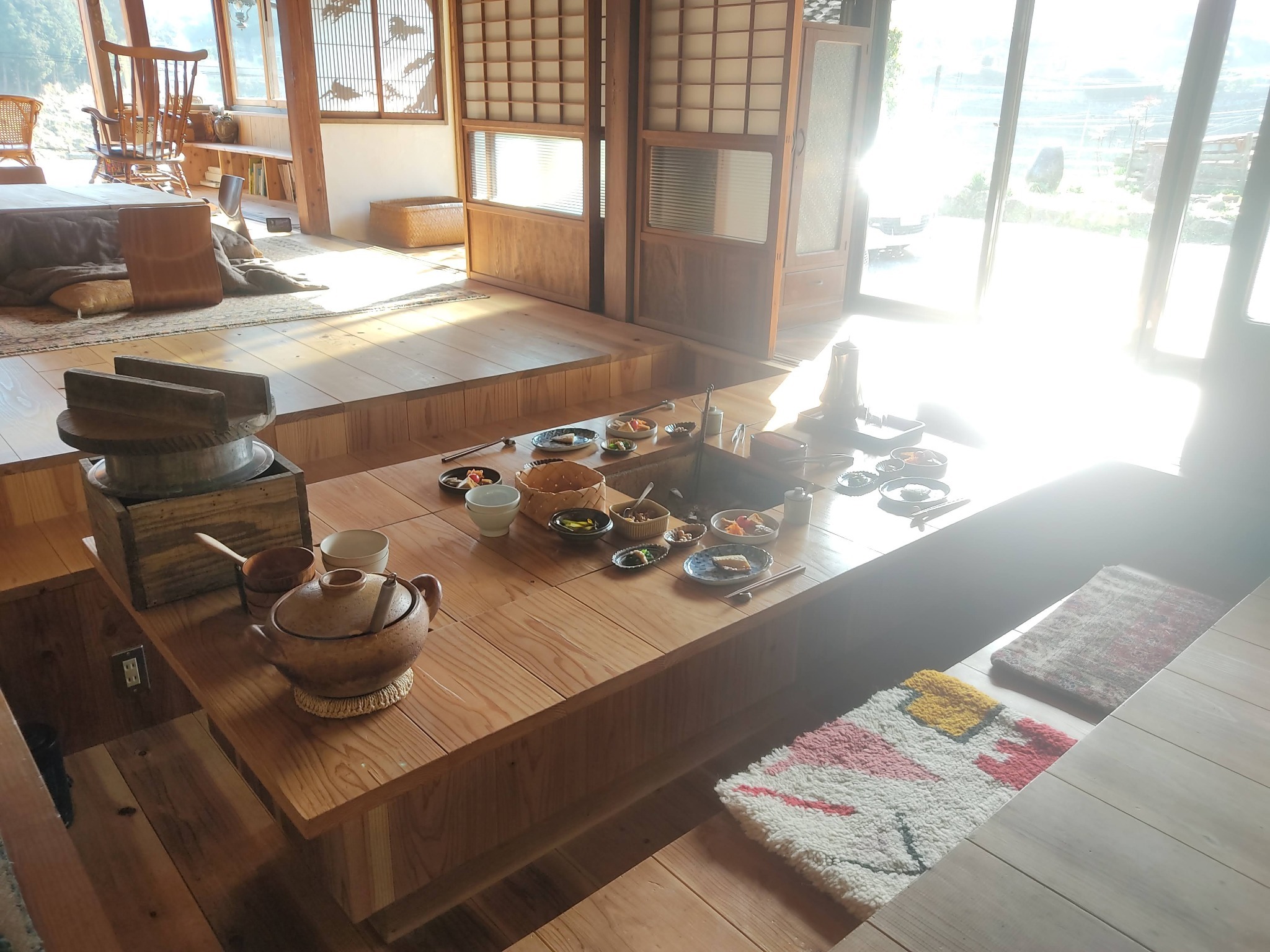 朝食はかまど炊きご飯