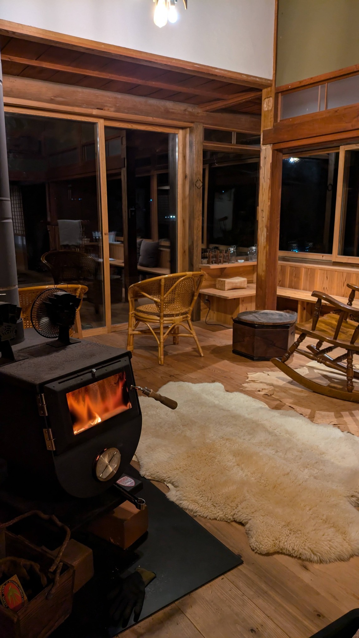 冬は薪ストーブで暖まります