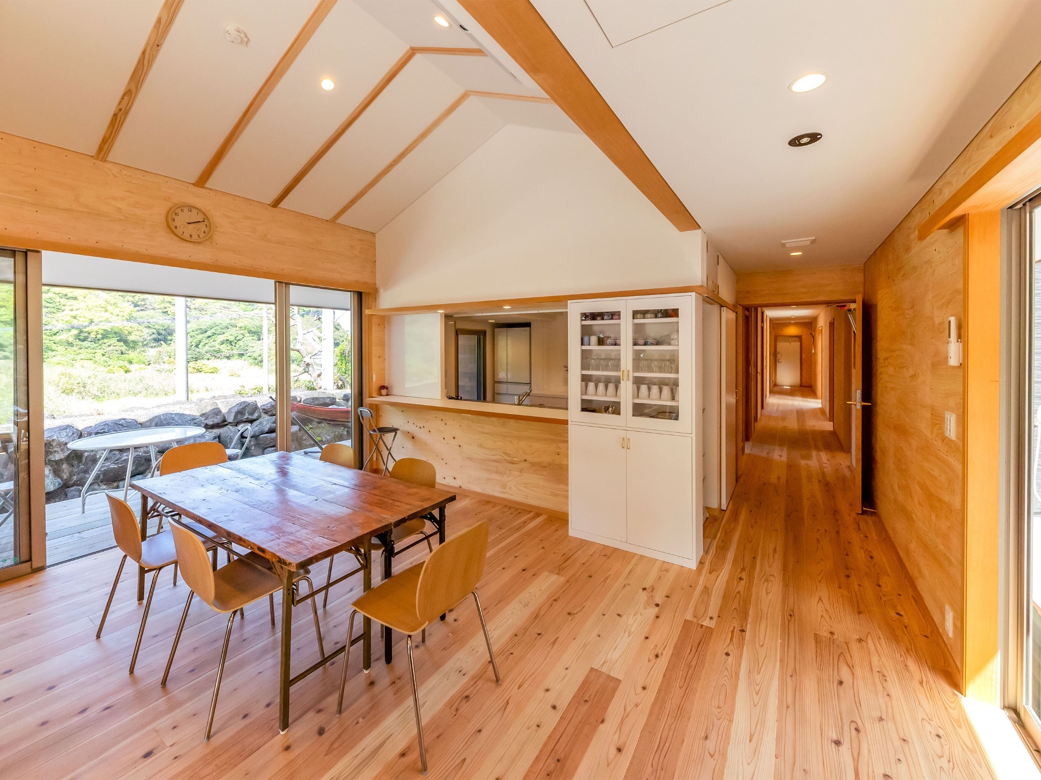 ・共用リビングは木の温もりを感じながら寛げる空間です