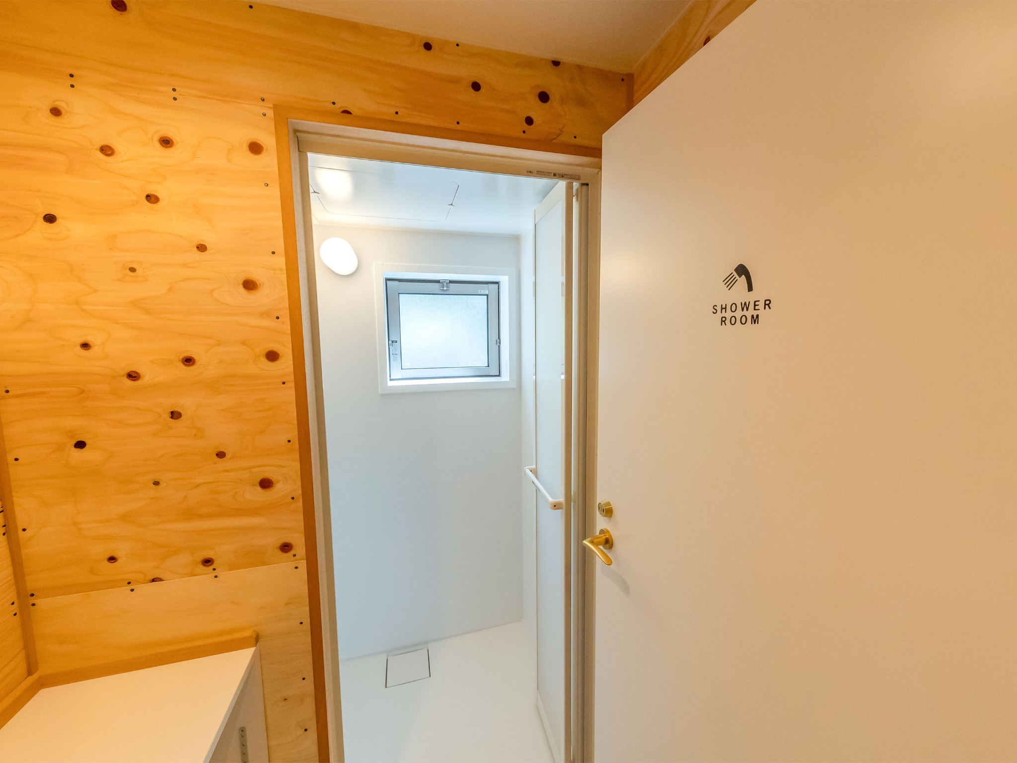 ・白を基調とした清潔感のある共有シャワールーム