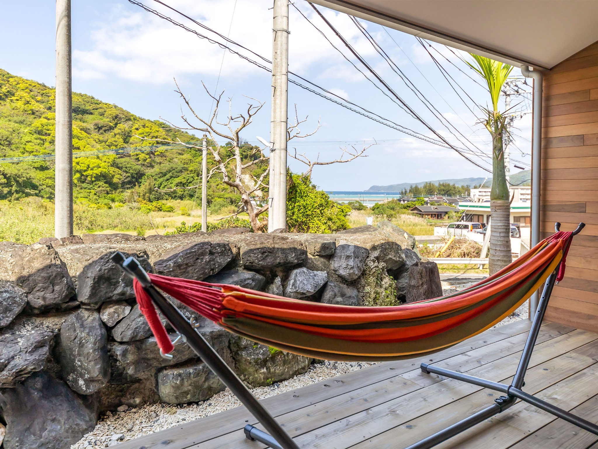 ・共有テラスにあるハンモックに揺られながらお寛ぎください