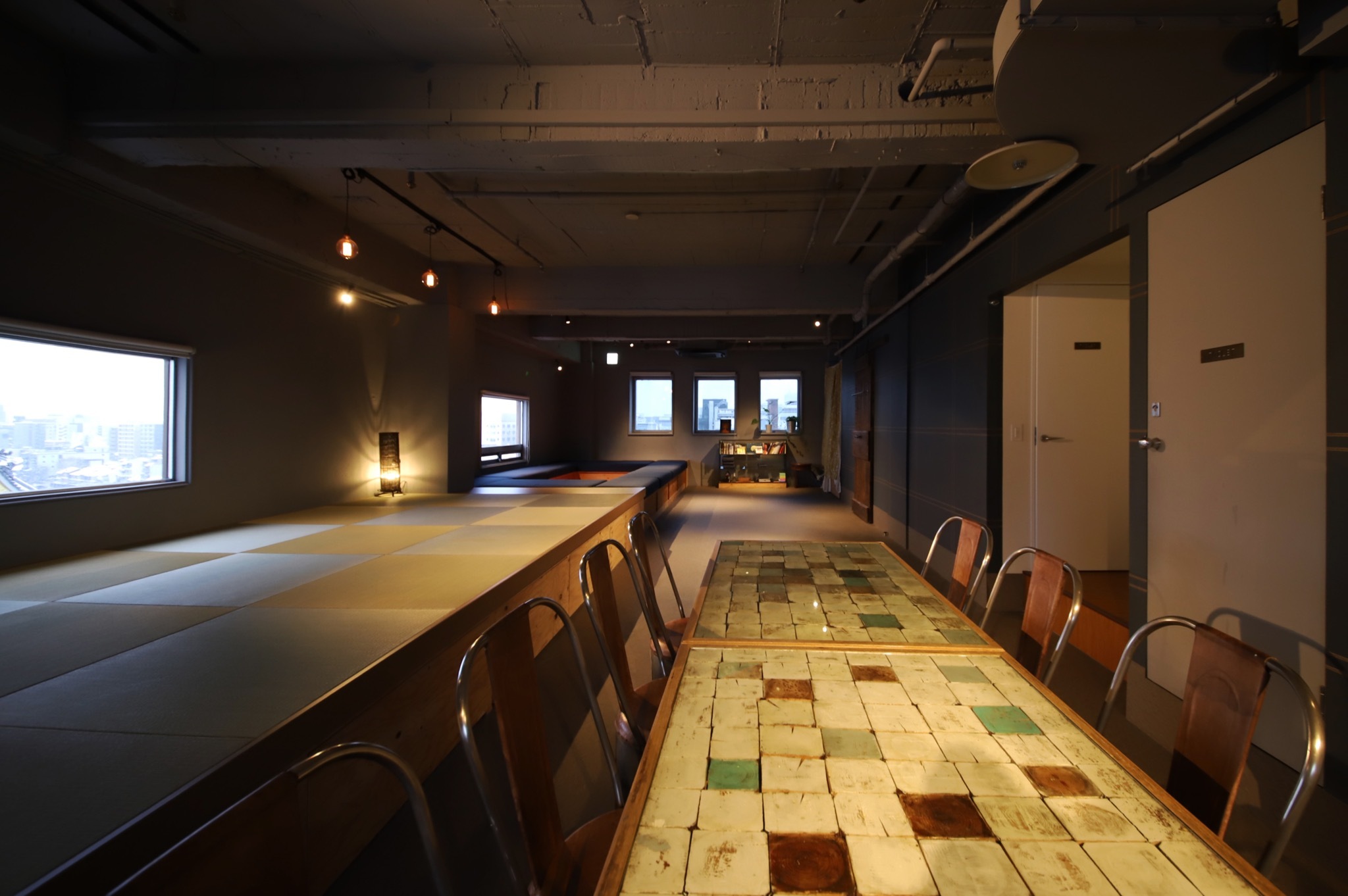 テーブル、椅子は10脚ご用意があります。