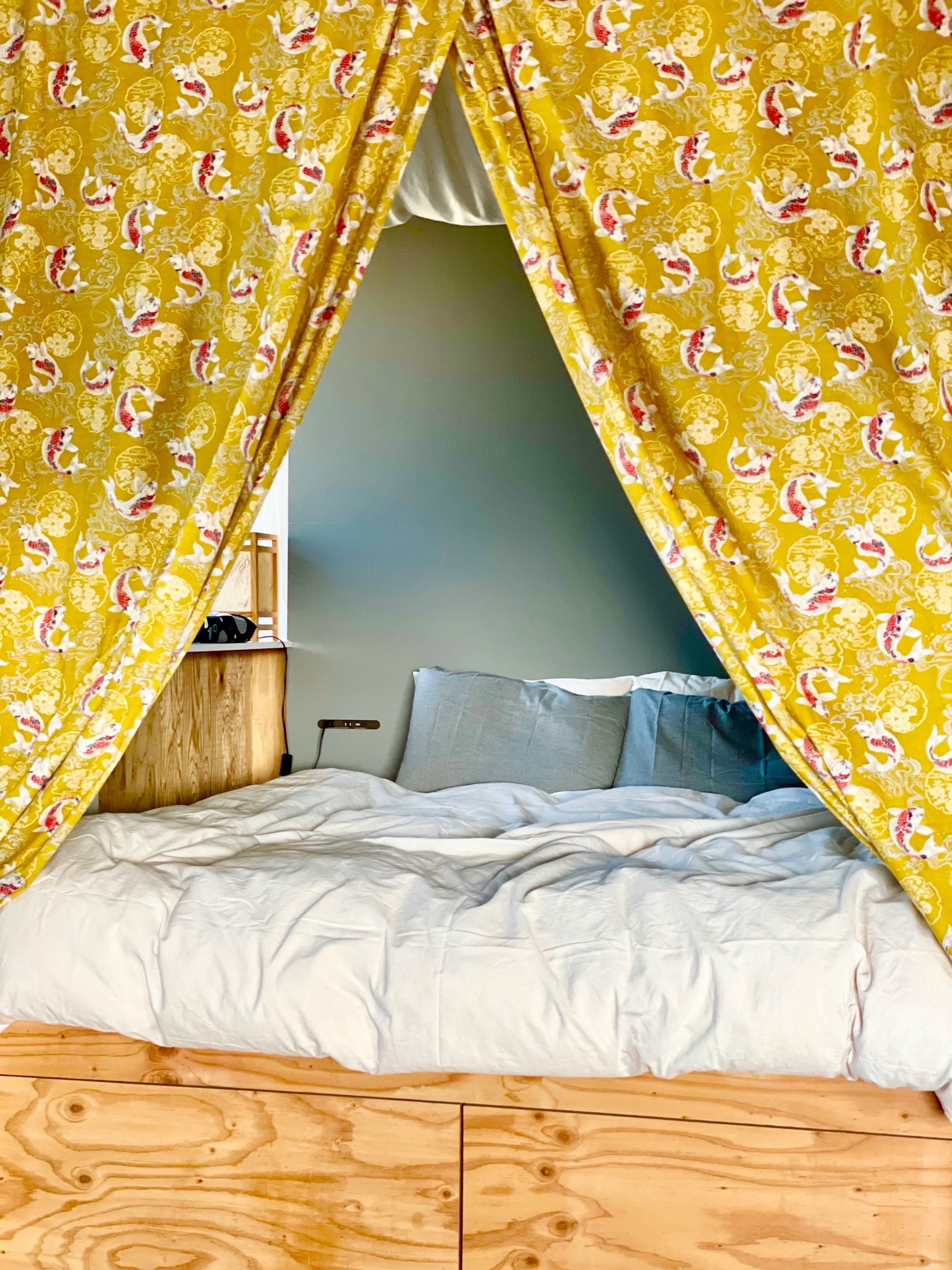 ひろびろキングサイズのベッド 窓からは鴨川を望めます。