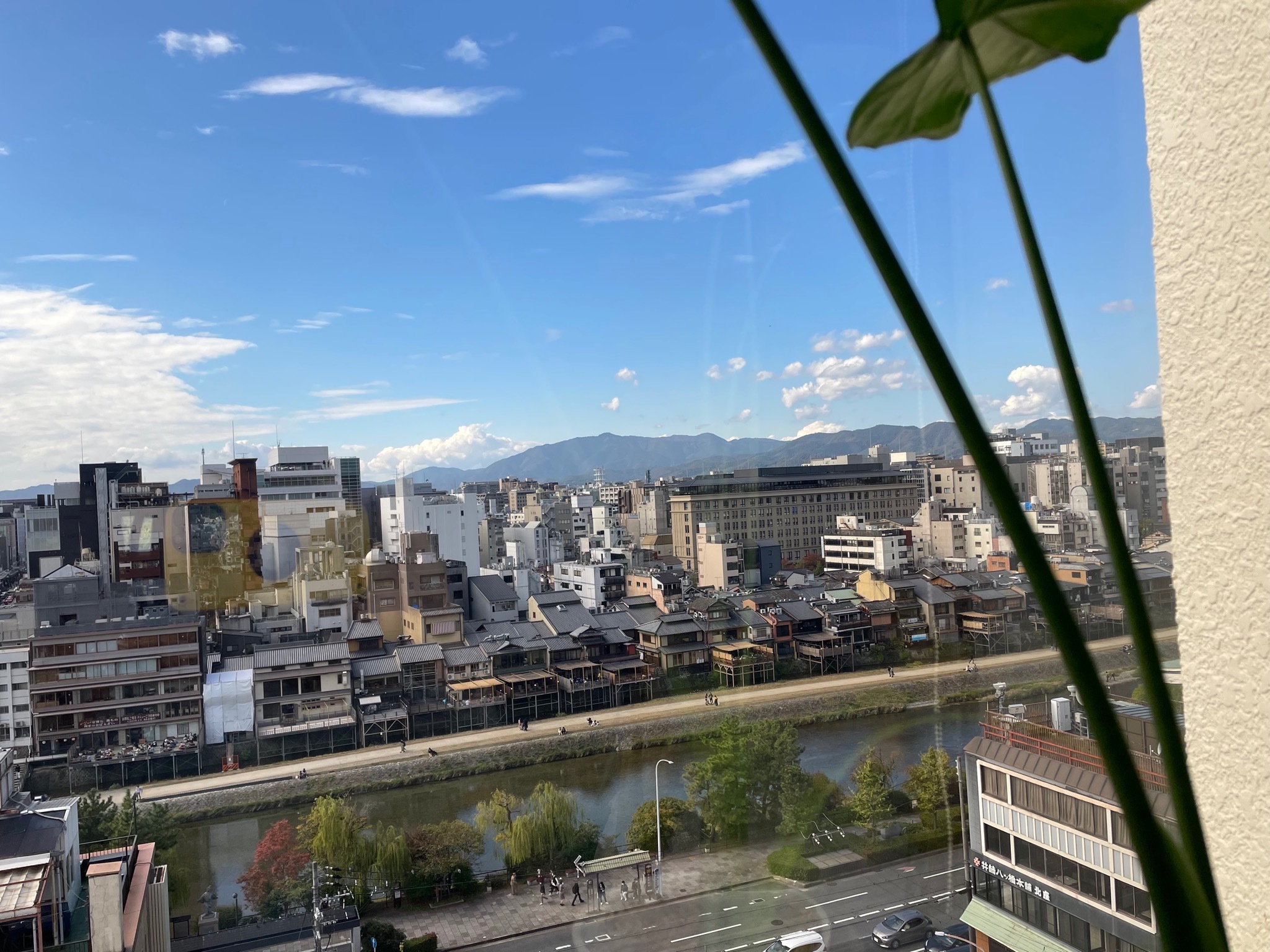 窓から見える鴨川