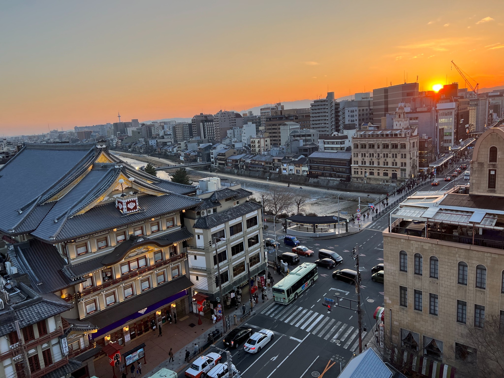 ソファ側の窓からは、南座、祇園四条の交差点を見下ろし、京都タワーも眺められます。