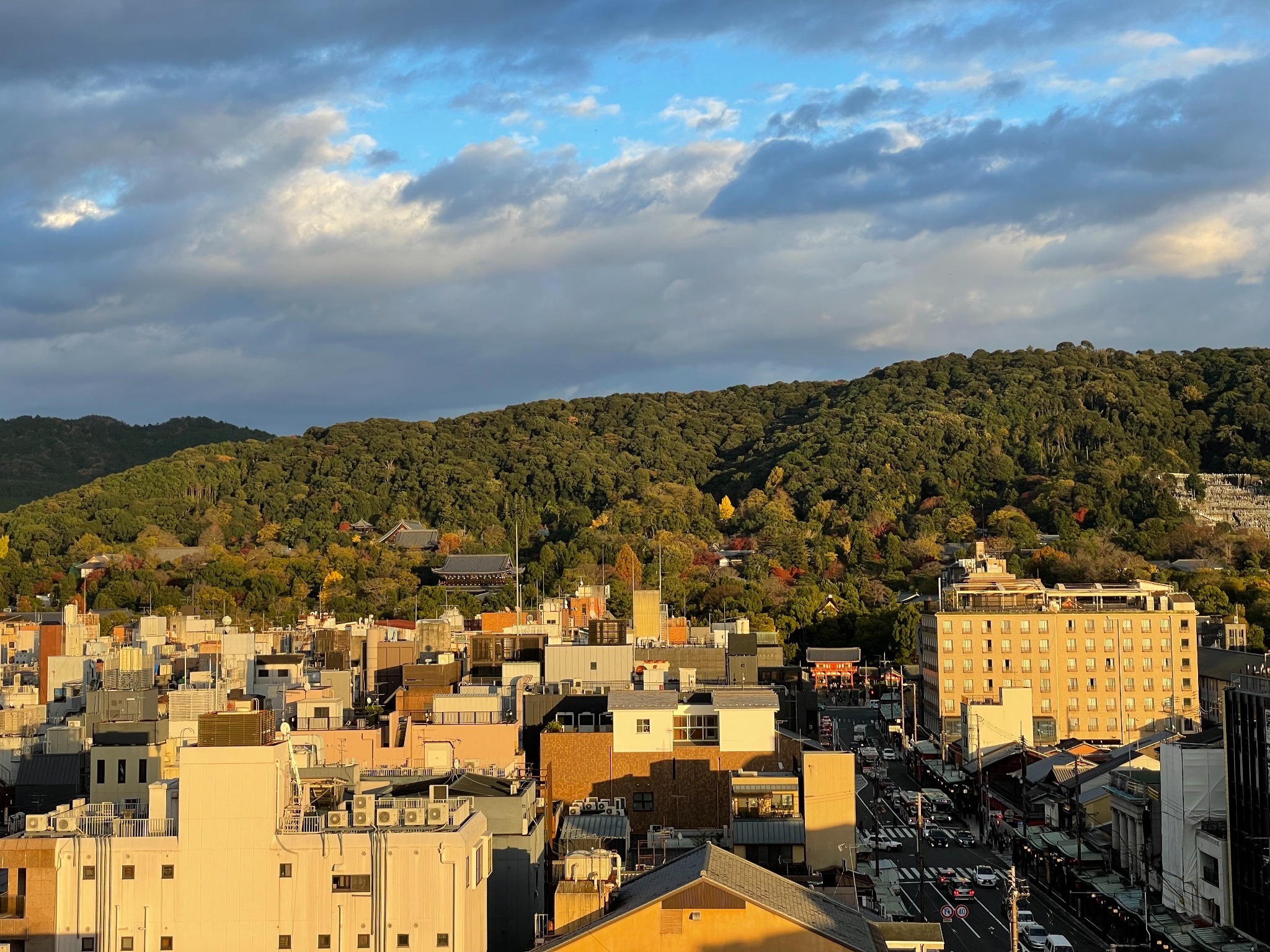 Morning sunYasaka Shrine view from the window!!